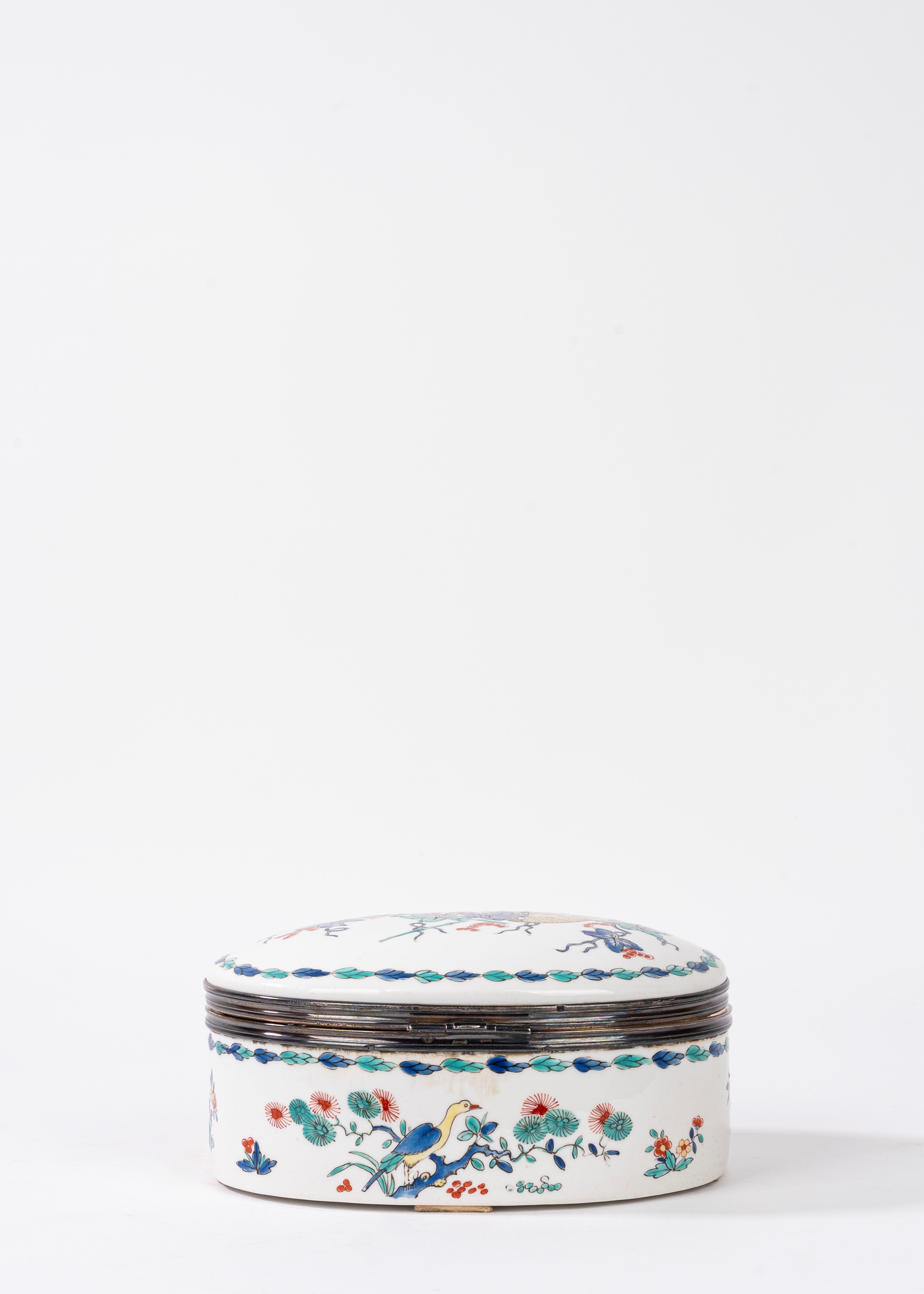 Scatola in porcellana bianca decorata in policromia a chinoiserie, con bordo in argento