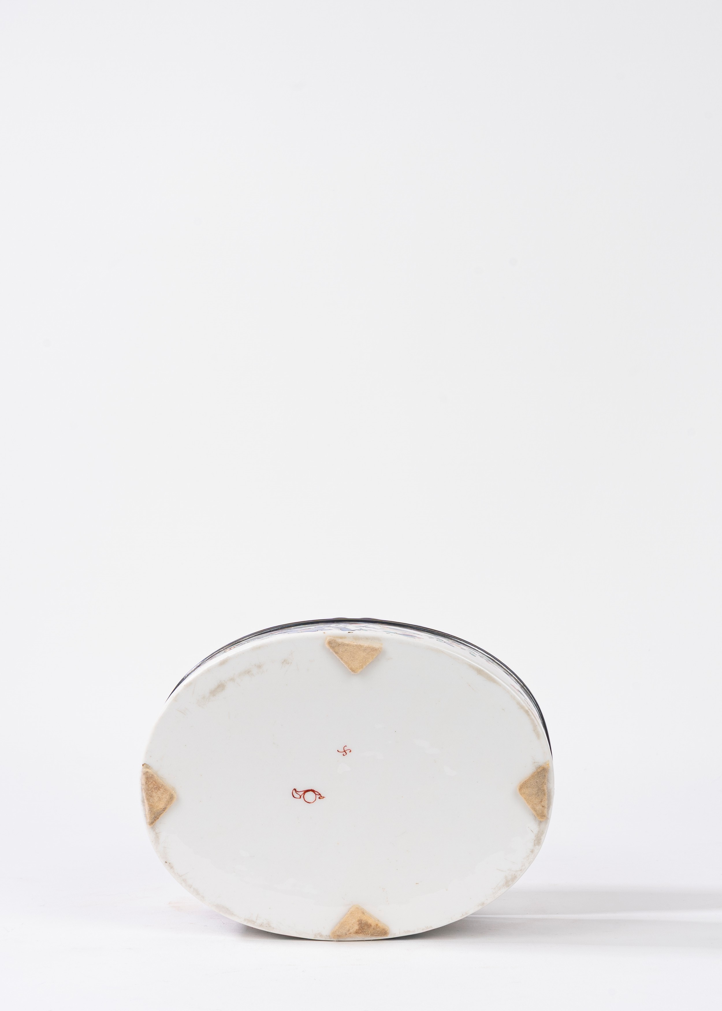 Scatola in porcellana bianca decorata in policromia a chinoiserie, con bordo in argento