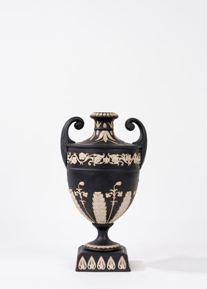 Vaso in jasperware nero, Adams Tunstall