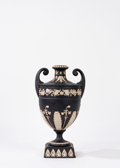 Adams Tunstall, Vaso in jasperware nero