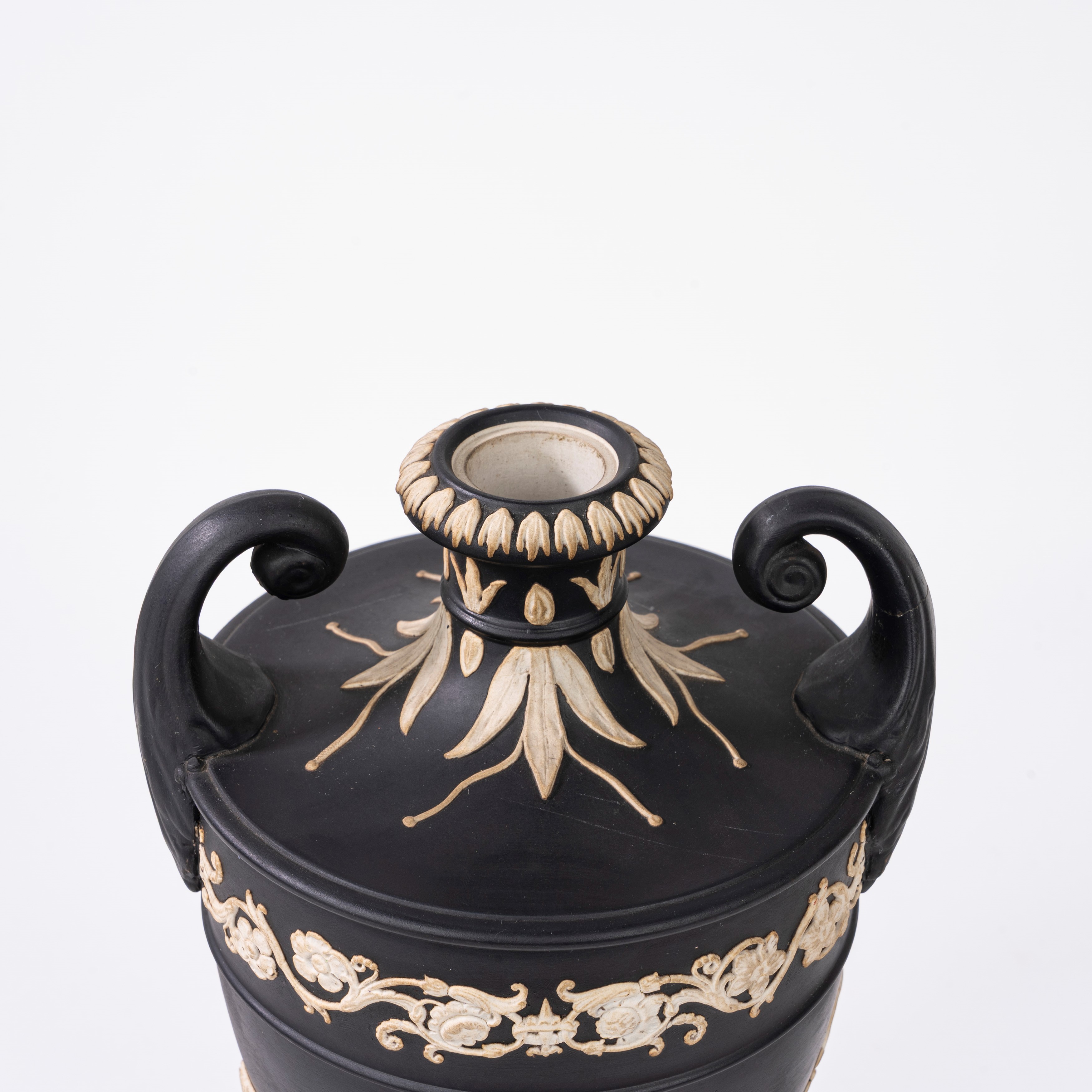 Adams Tunstall, Vaso in jasperware nero