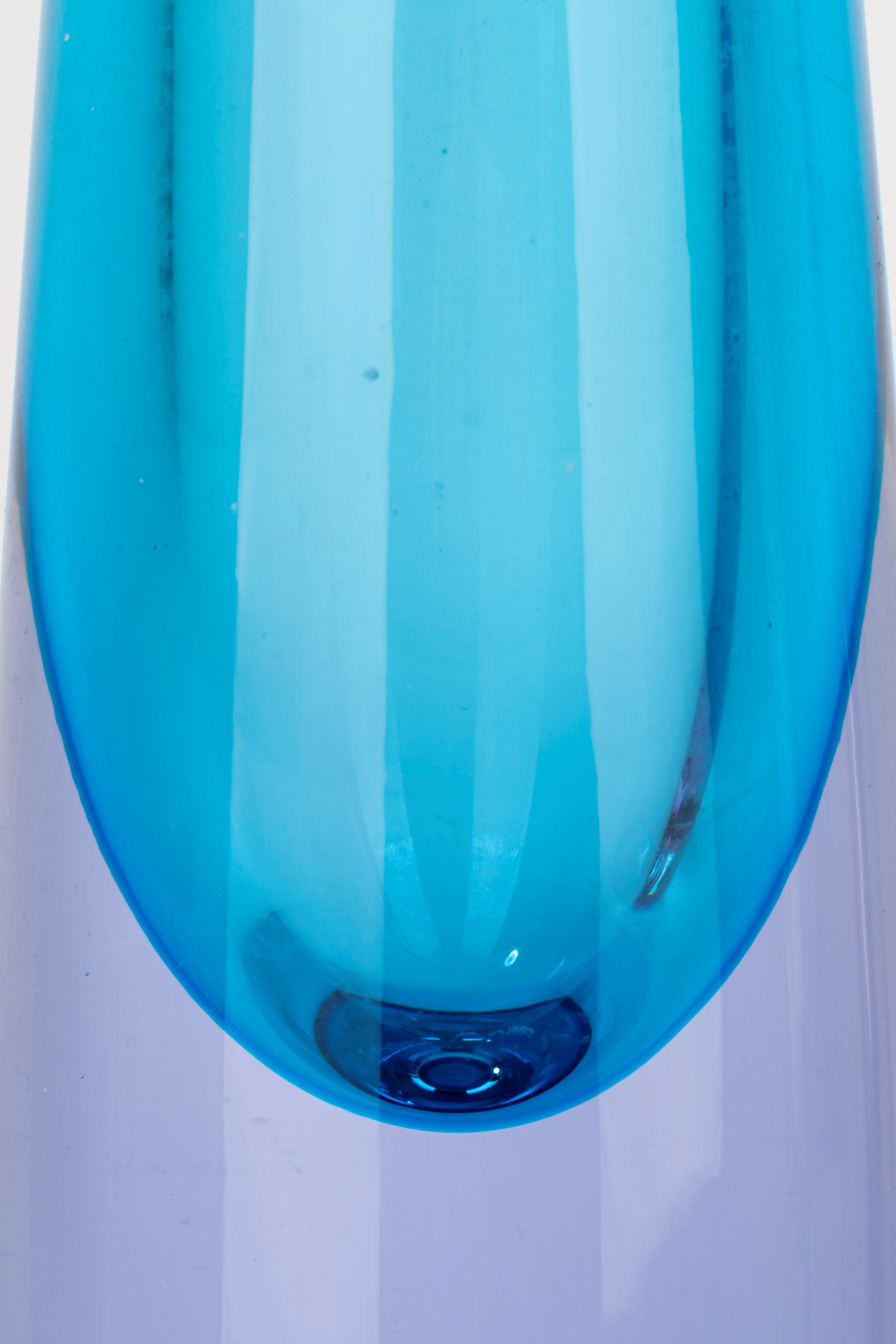 Due vasi in vetro di Murano sommerso, altezza cm 31 e cm 30,5