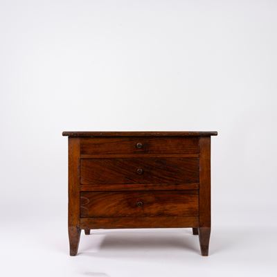 Modellino di cassettone, legno di noce, inizi XIX secolo