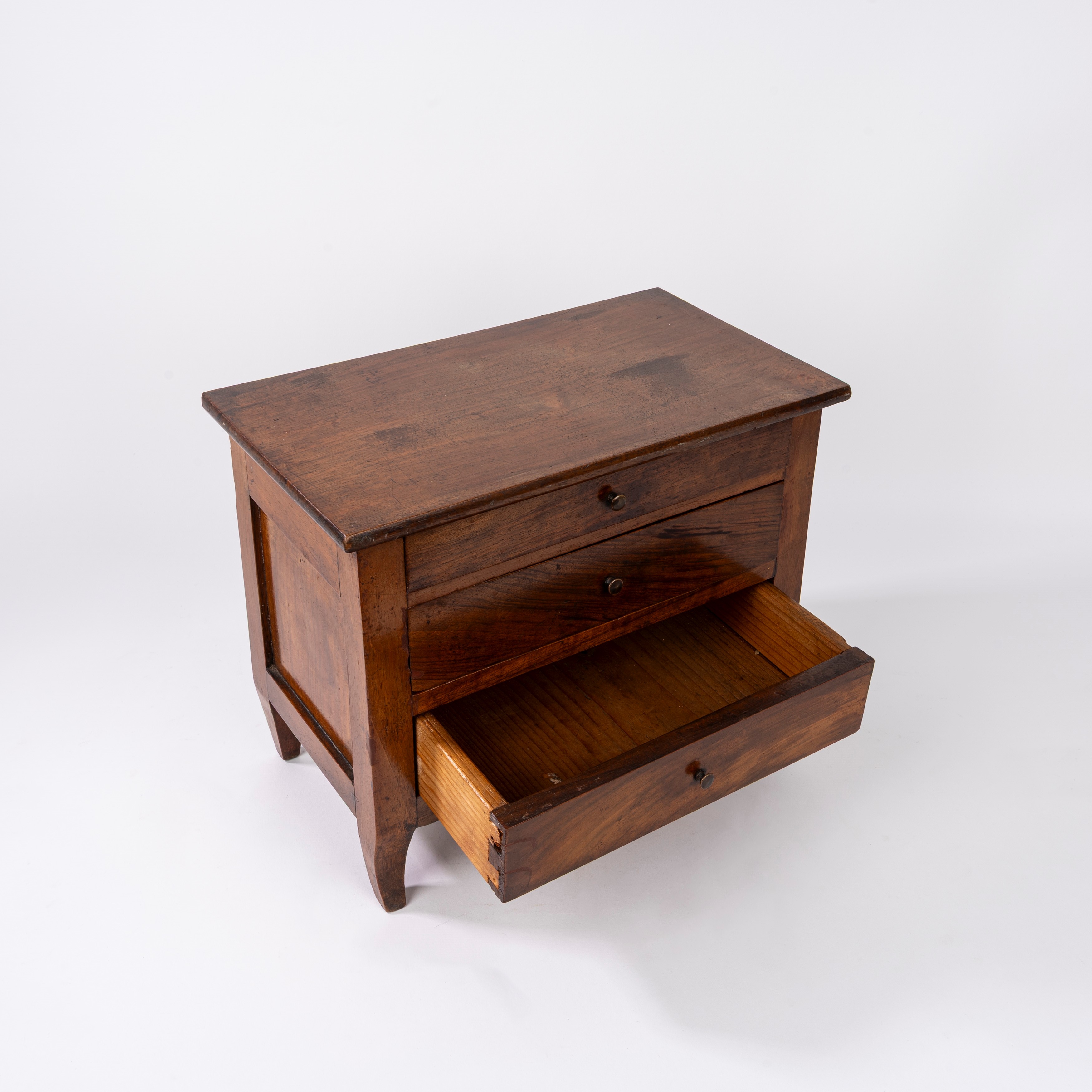 Modellino di cassettone, legno di noce, inizi XIX secolo
