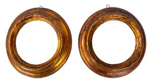 Coppia di cornici tonde in legno intagliato e dorato, secolo XVIII
