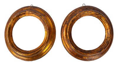 Coppia di cornici tonde in legno intagliato e dorato, XVIII secolo