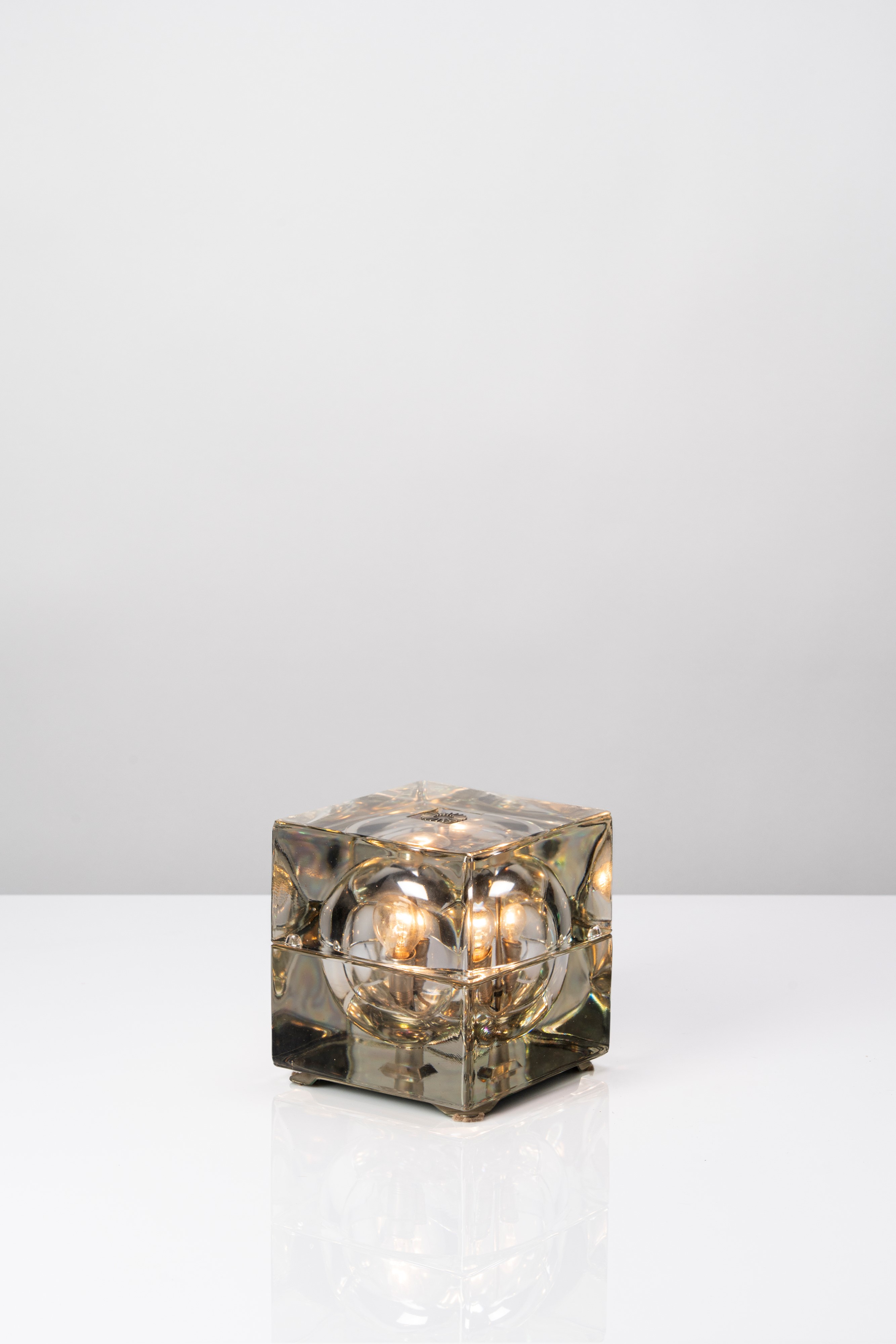 Alessandro Mendini - Lampada da tavolo modello 'Cubosfera', 1968, vetro stampato e metallo