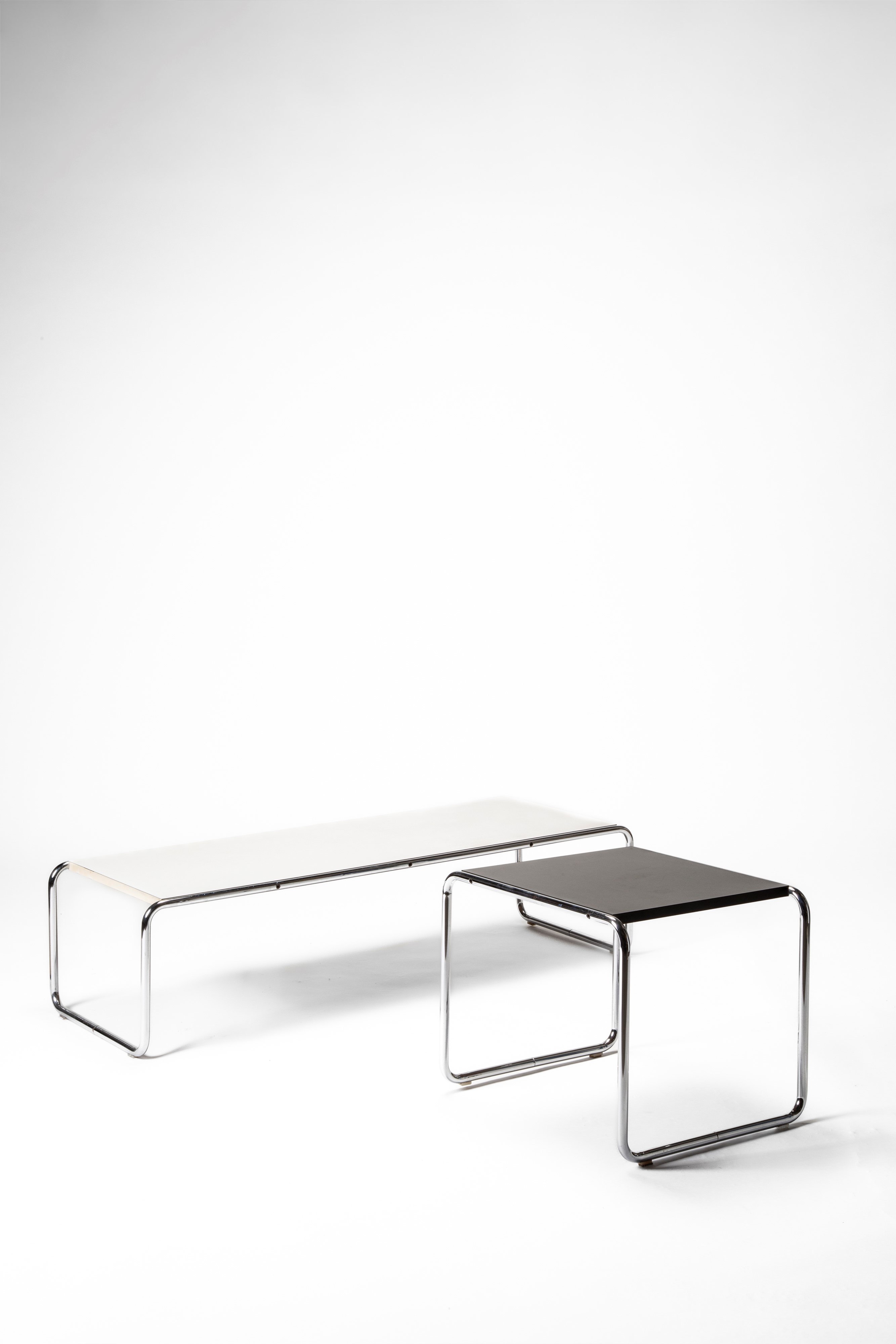 Coppia di tavoli bassi modello 'Laccio'