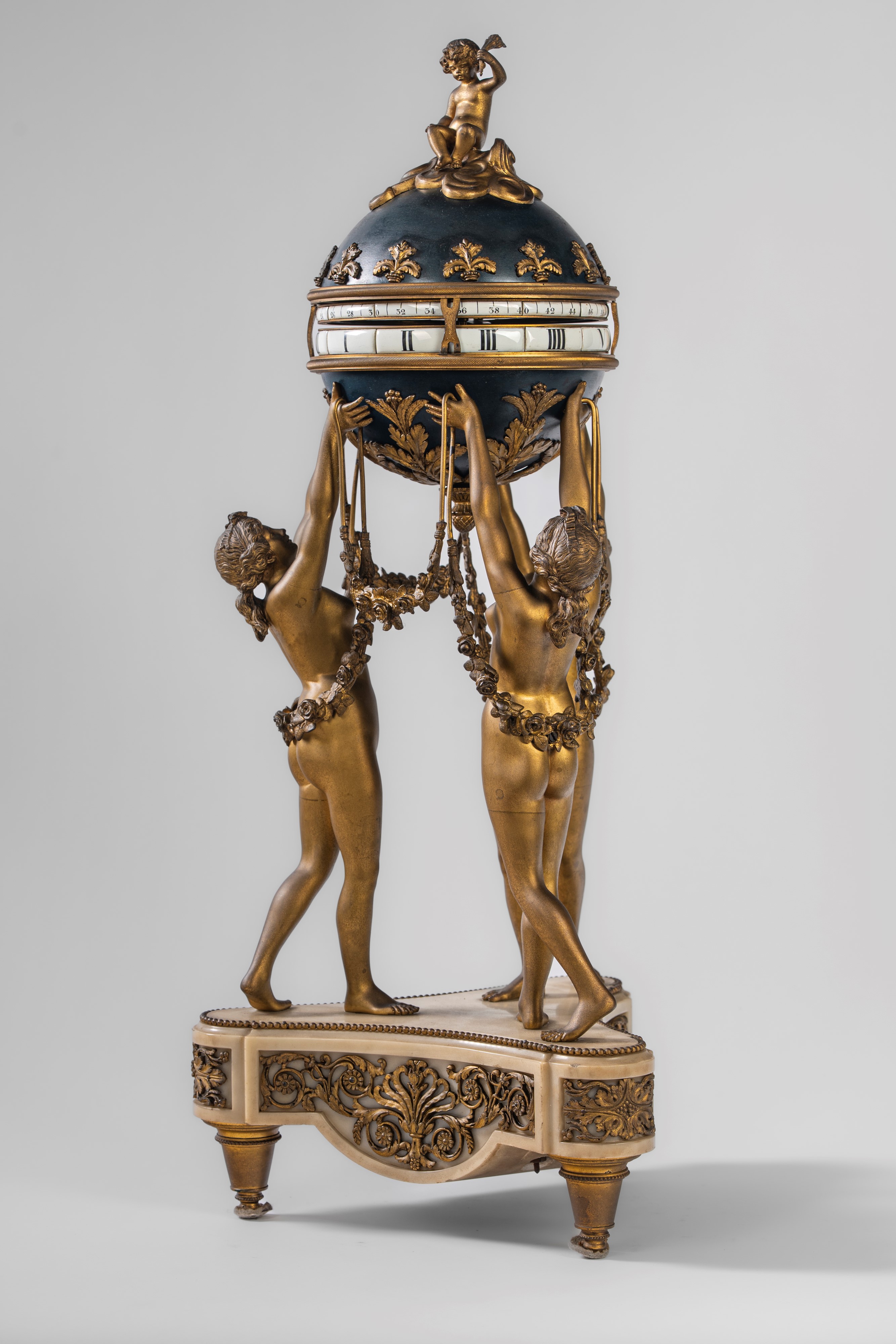 Pendule "Cercle tournant" in stile Luigi XVI in bronzo dorato, smaltato e marmo bianco con le tre...