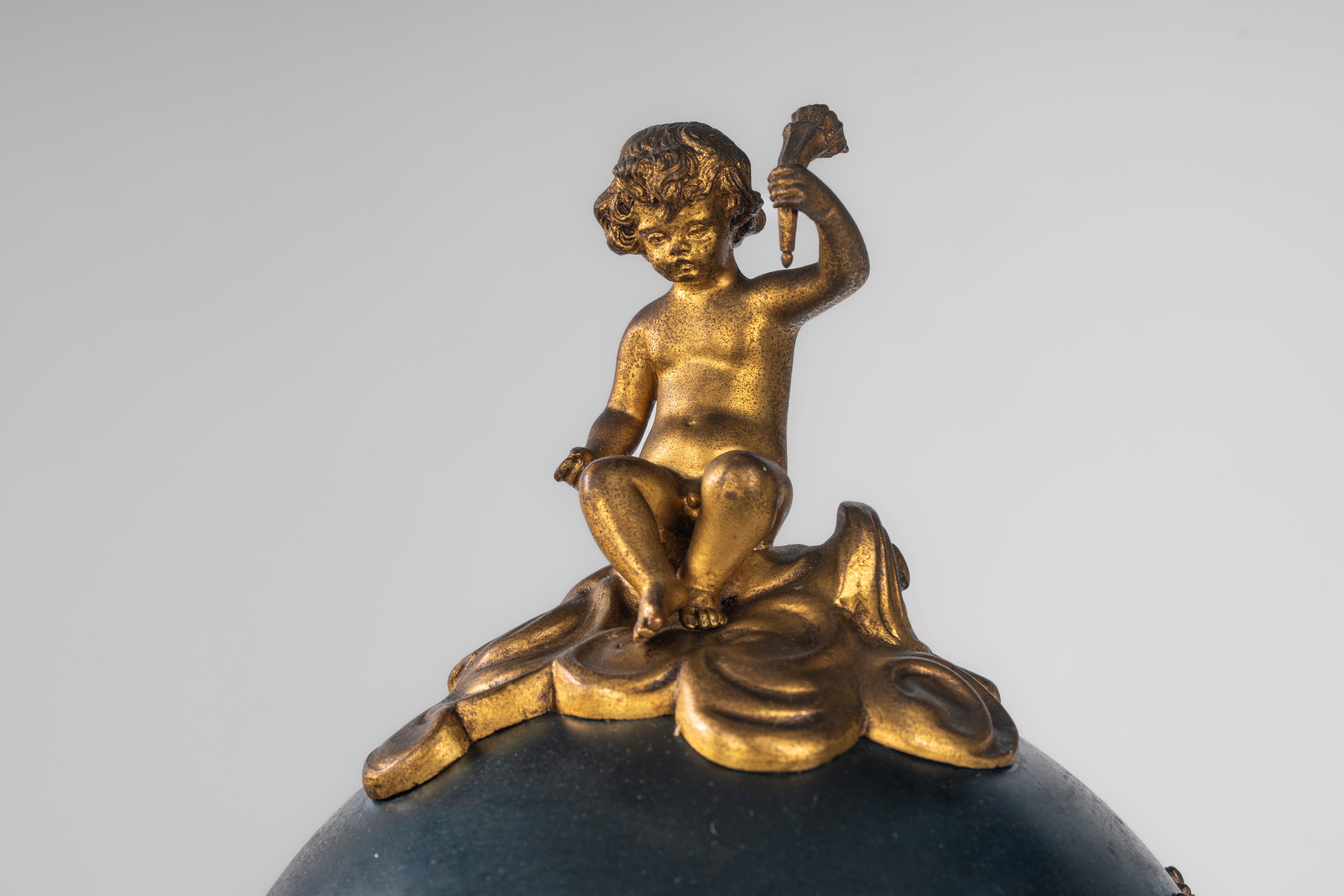 Pendule "Cercle tournant" in stile Luigi XVI in bronzo dorato, smaltato e marmo bianco con le tre...