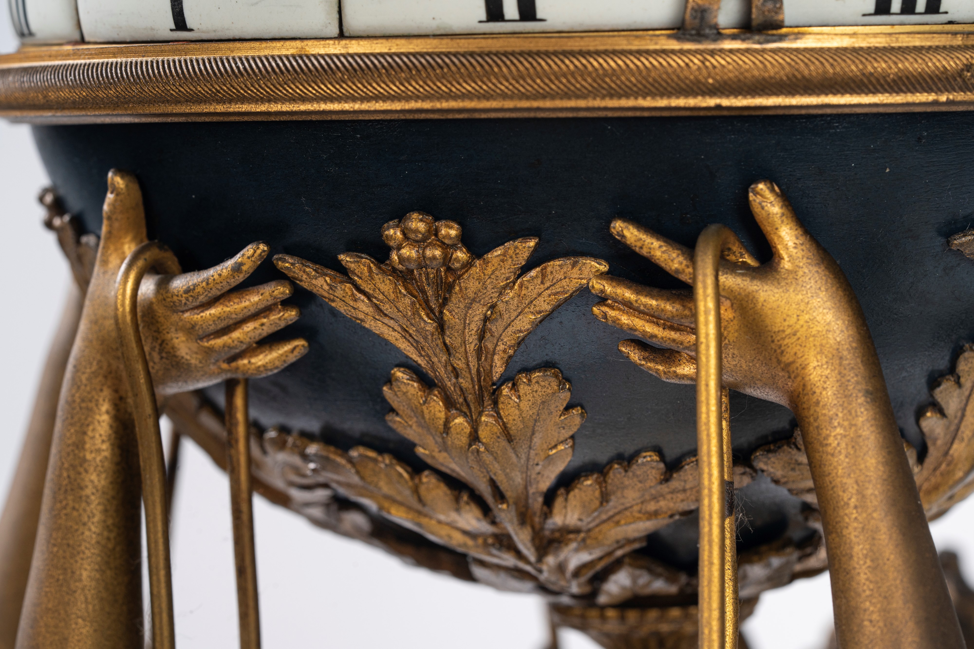 Pendule "Cercle tournant" in stile Luigi XVI in bronzo dorato, smaltato e marmo bianco con le tre...