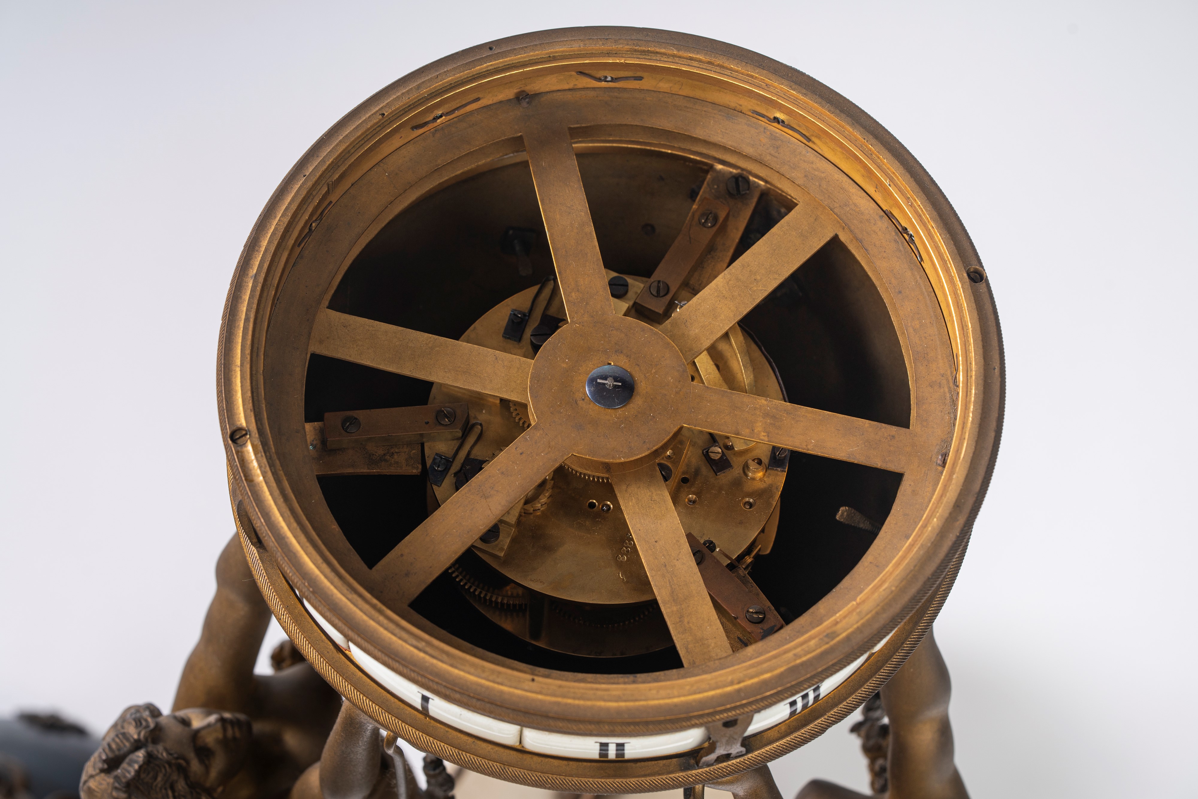 Pendule "Cercle tournant" in stile Luigi XVI in bronzo dorato, smaltato e marmo bianco con le tre...