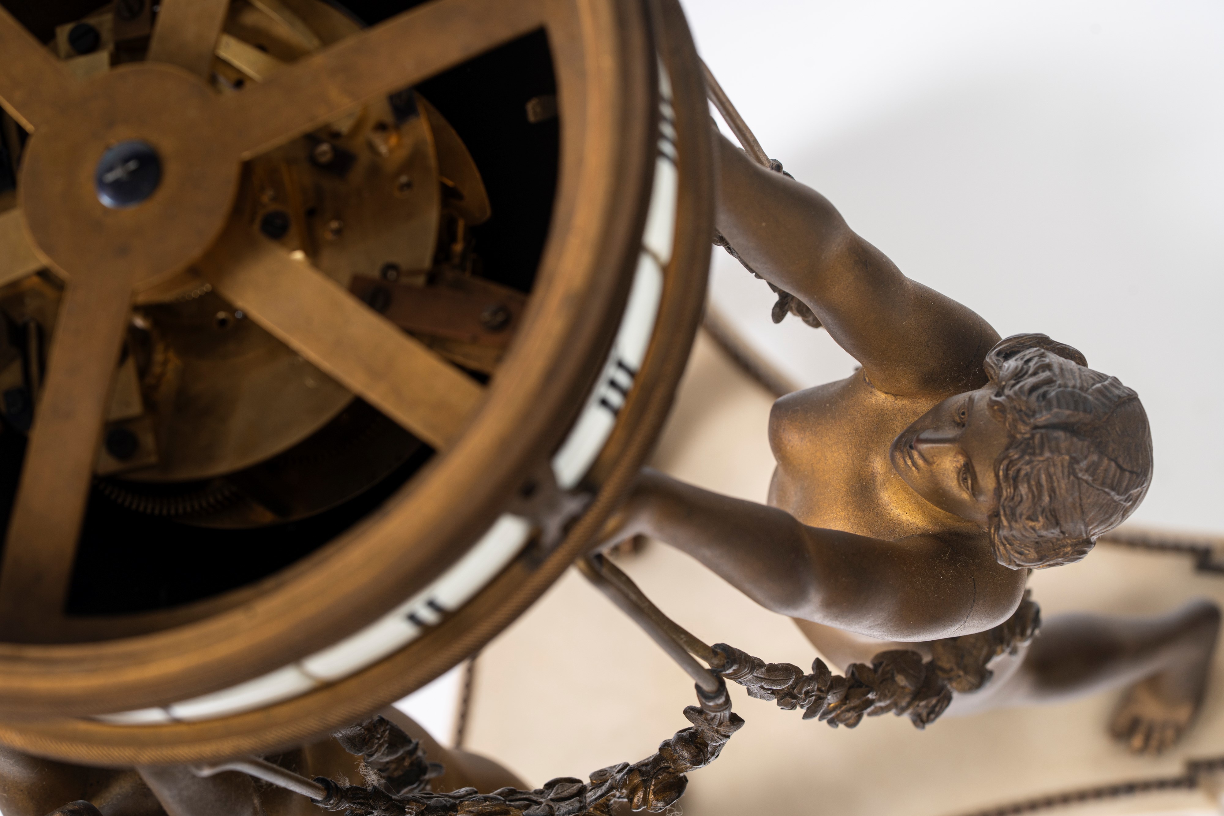 Pendule "Cercle tournant" in stile Luigi XVI in bronzo dorato, smaltato e marmo bianco con le tre...