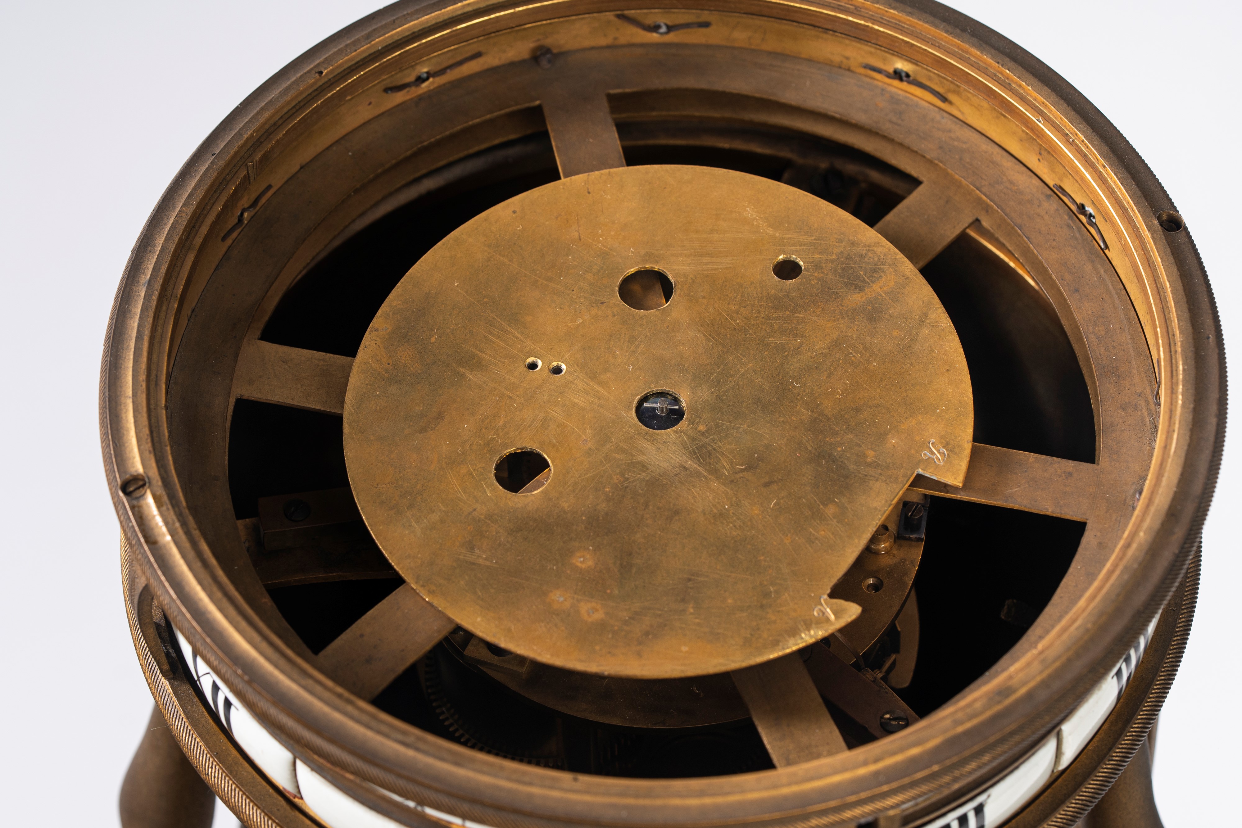 Pendule "Cercle tournant" in stile Luigi XVI in bronzo dorato, smaltato e marmo bianco con le tre...