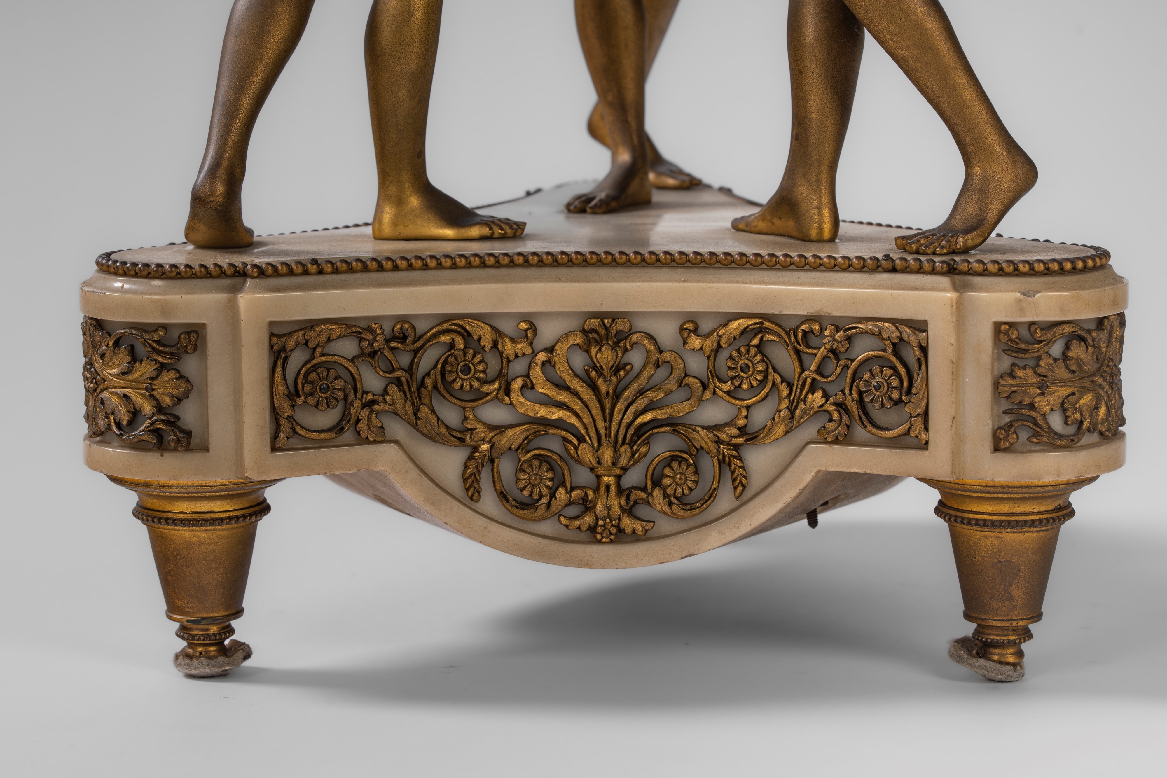 Pendule "Cercle tournant" in stile Luigi XVI in bronzo dorato, smaltato e marmo bianco con le tre...