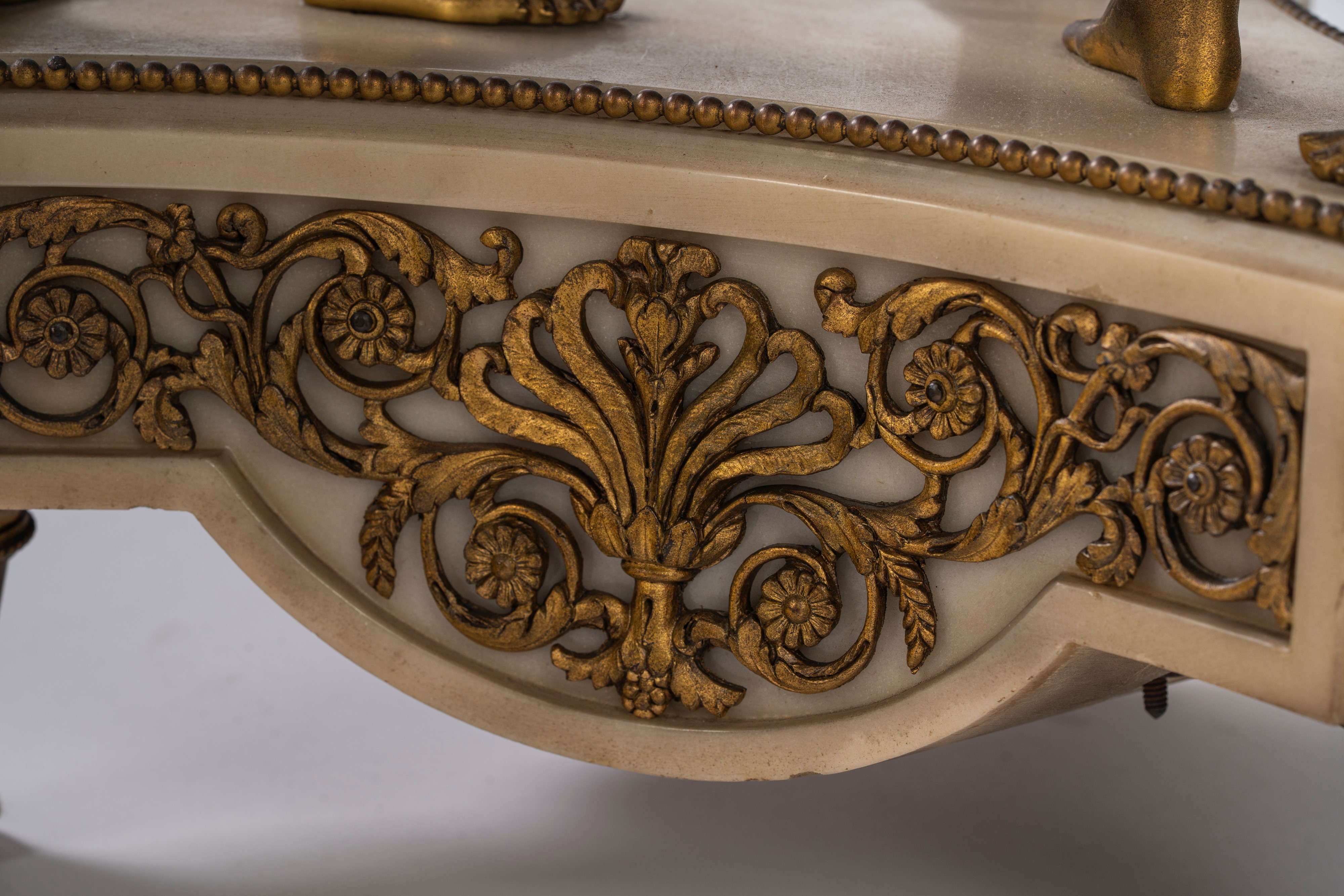 Pendule "Cercle tournant" in stile Luigi XVI in bronzo dorato, smaltato e marmo bianco con le tre...