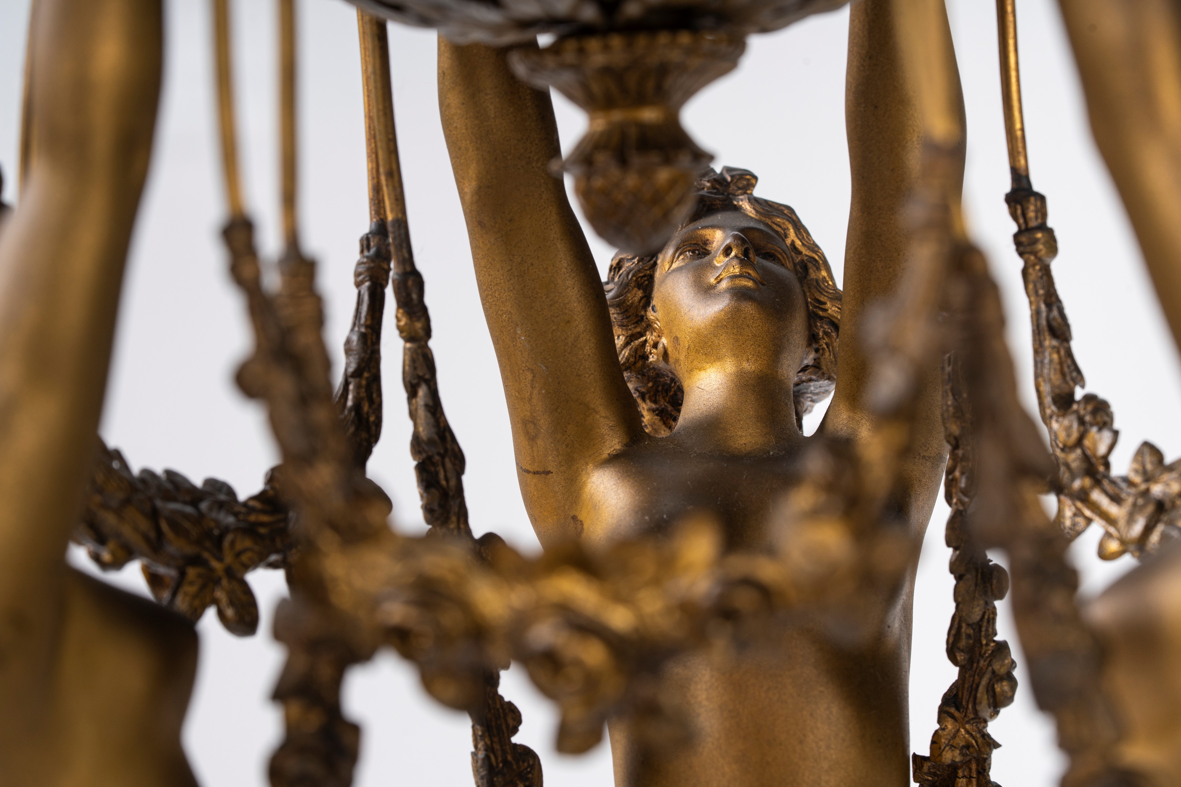 Pendule "Cercle tournant" in stile Luigi XVI in bronzo dorato, smaltato e marmo bianco con le tre...