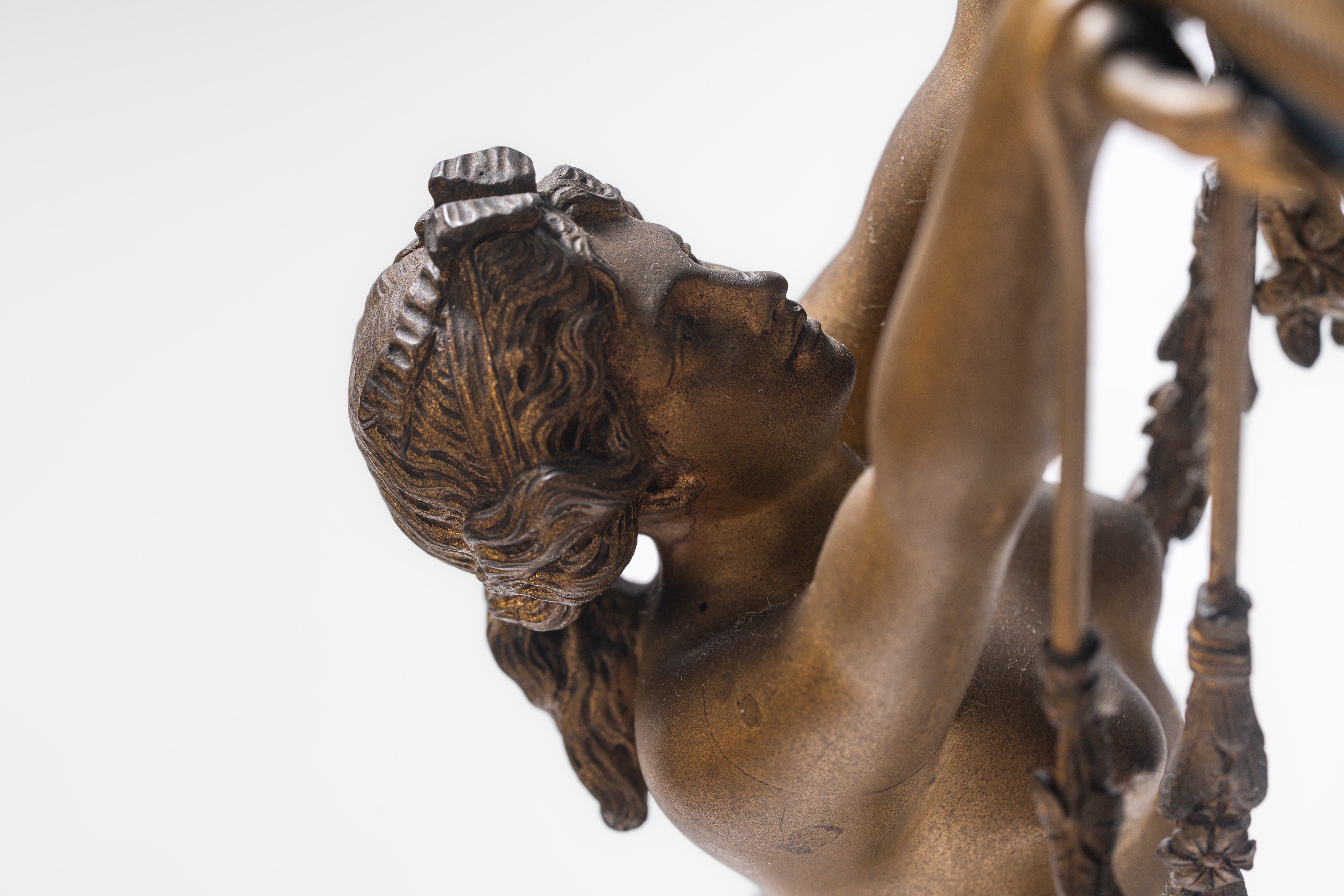 Pendule "Cercle tournant" in stile Luigi XVI in bronzo dorato, smaltato e marmo bianco con le tre...