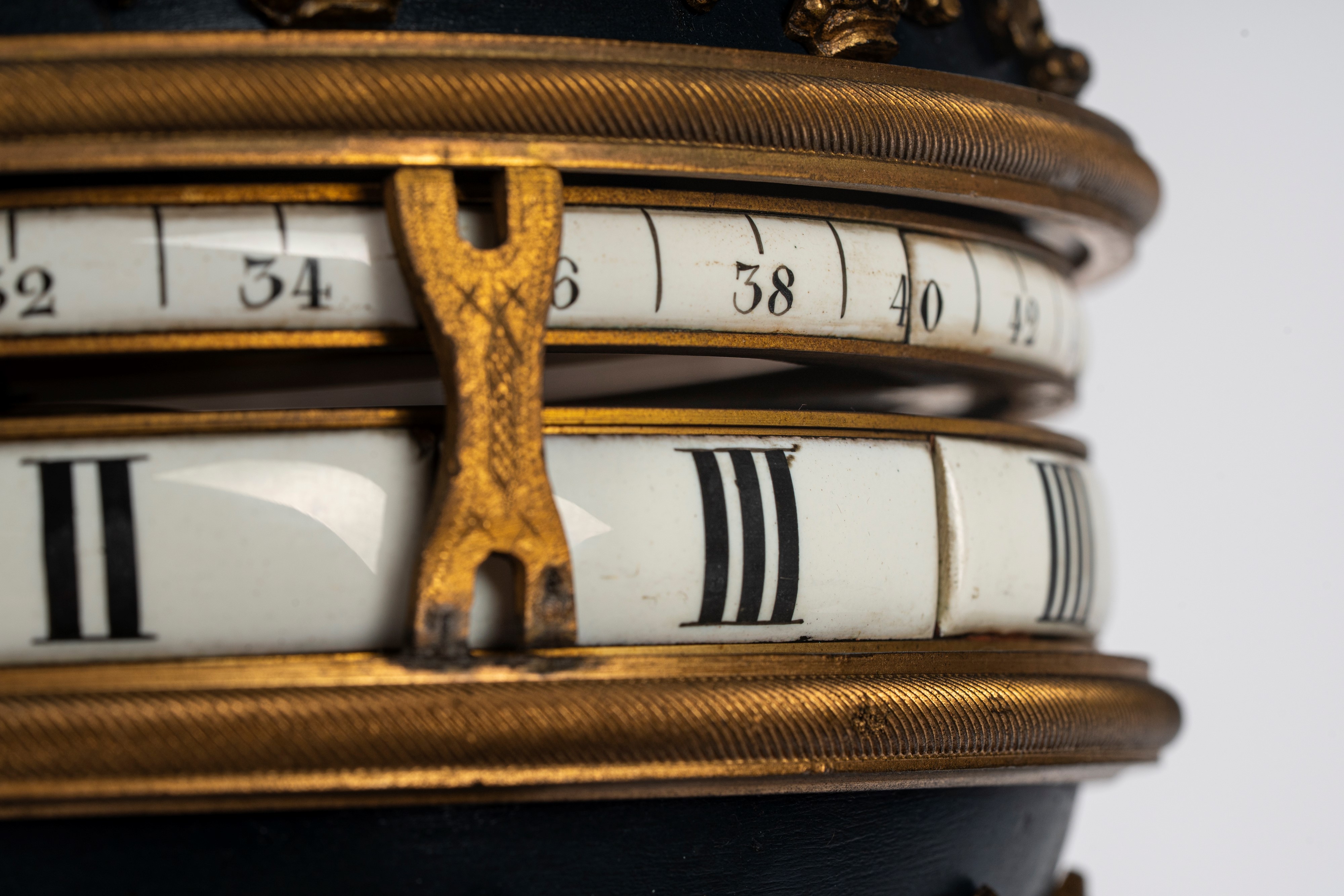 Pendule "Cercle tournant" in stile Luigi XVI in bronzo dorato, smaltato e marmo bianco con le tre...