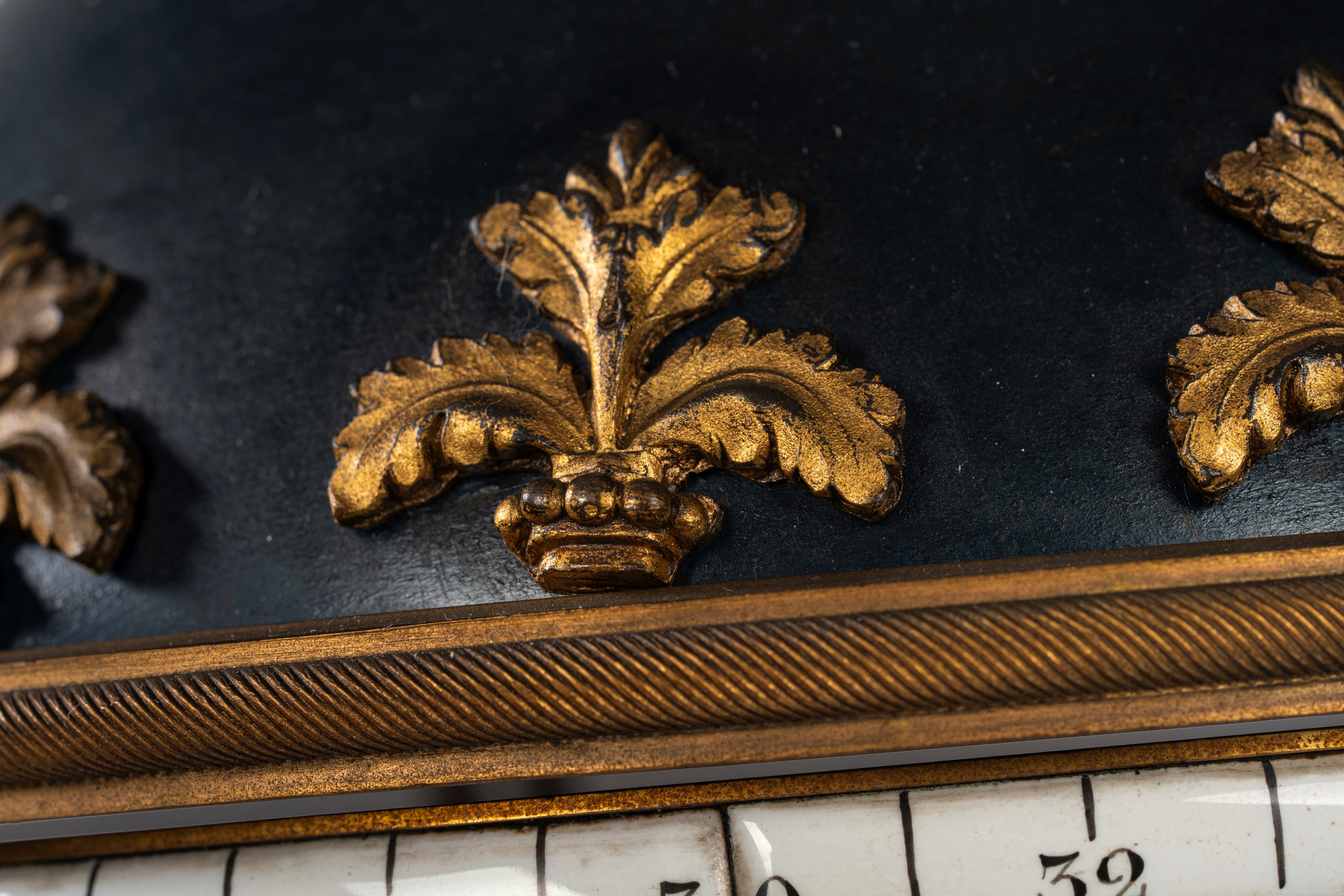 Pendule "Cercle tournant" in stile Luigi XVI in bronzo dorato, smaltato e marmo bianco con le tre...