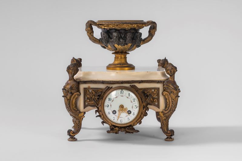 Orologio da tavolo in marmo bianco e bronzo, Francia, secolo XIX