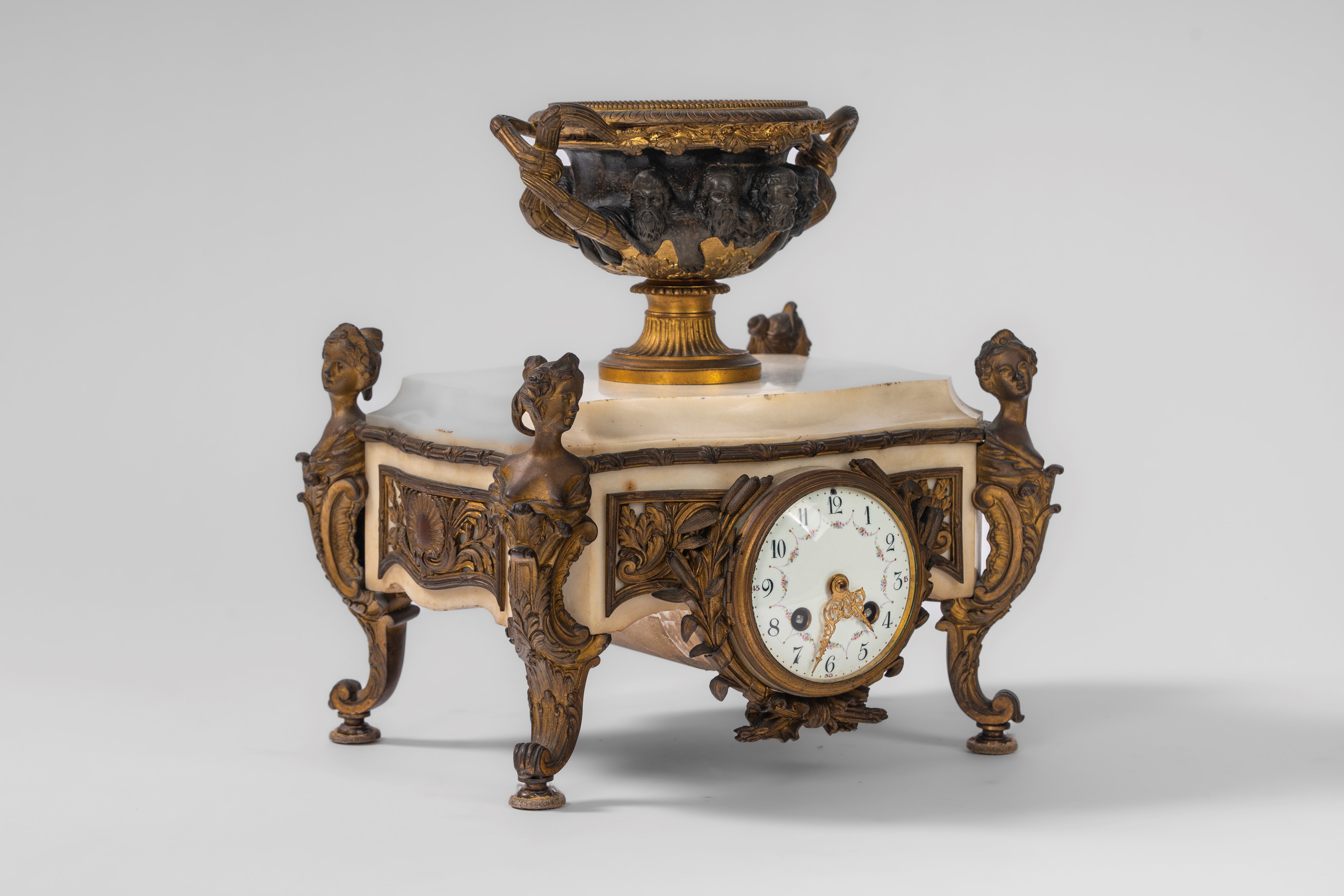 Orologio da tavolo in marmo bianco e bronzo, Francia, secolo XIX