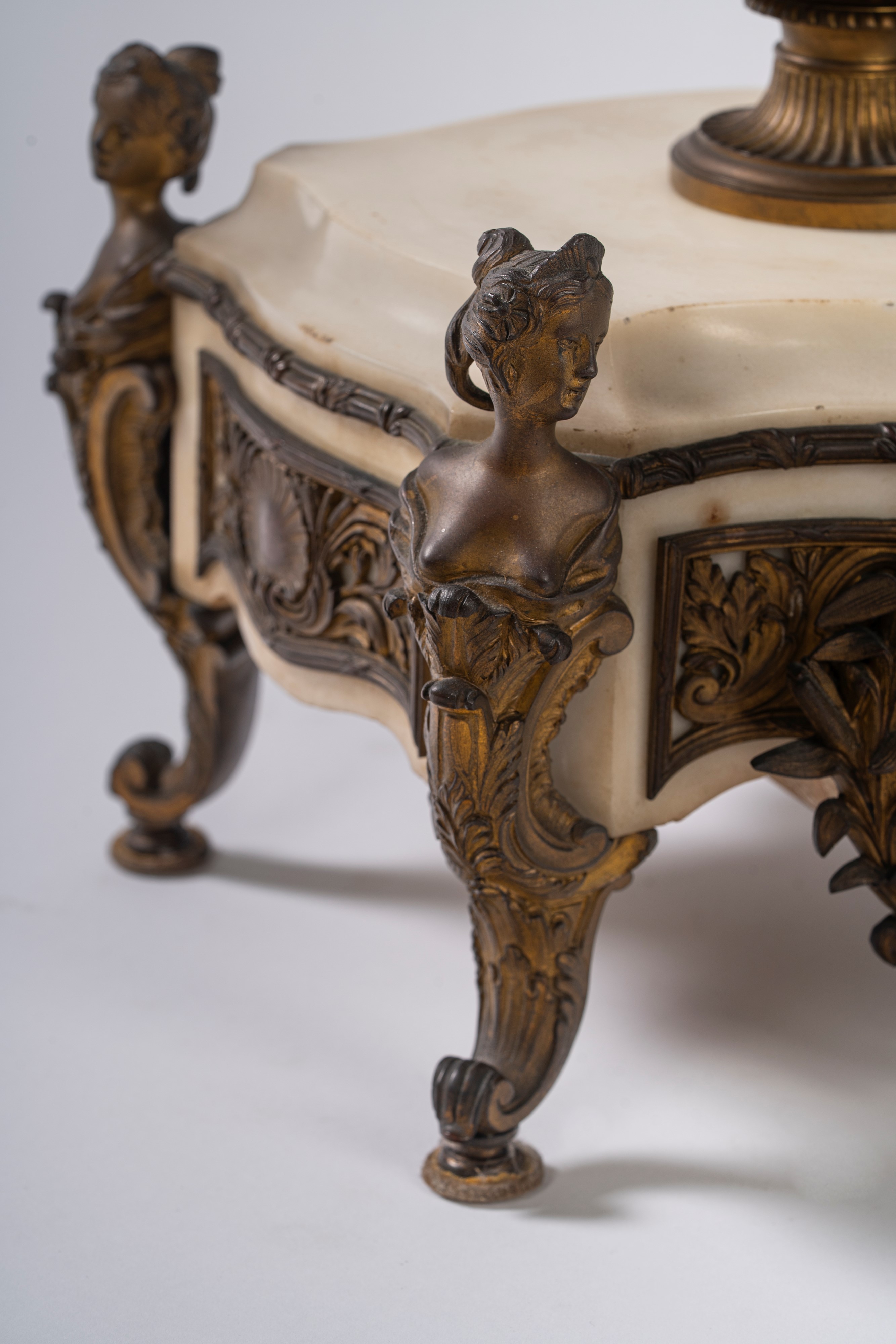 Orologio da tavolo in marmo bianco e bronzo, Francia, secolo XIX