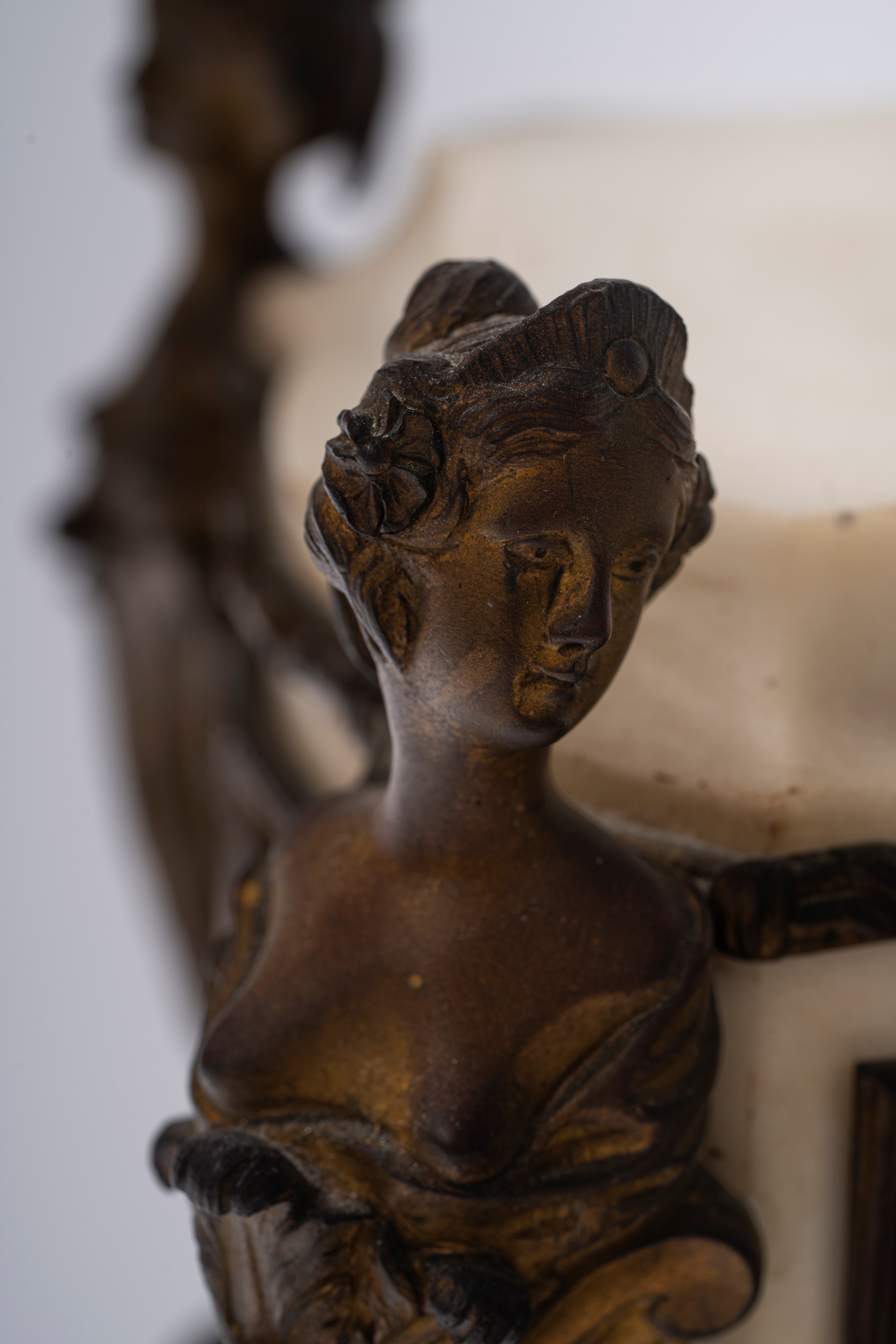 Orologio da tavolo in marmo bianco e bronzo, Francia, secolo XIX