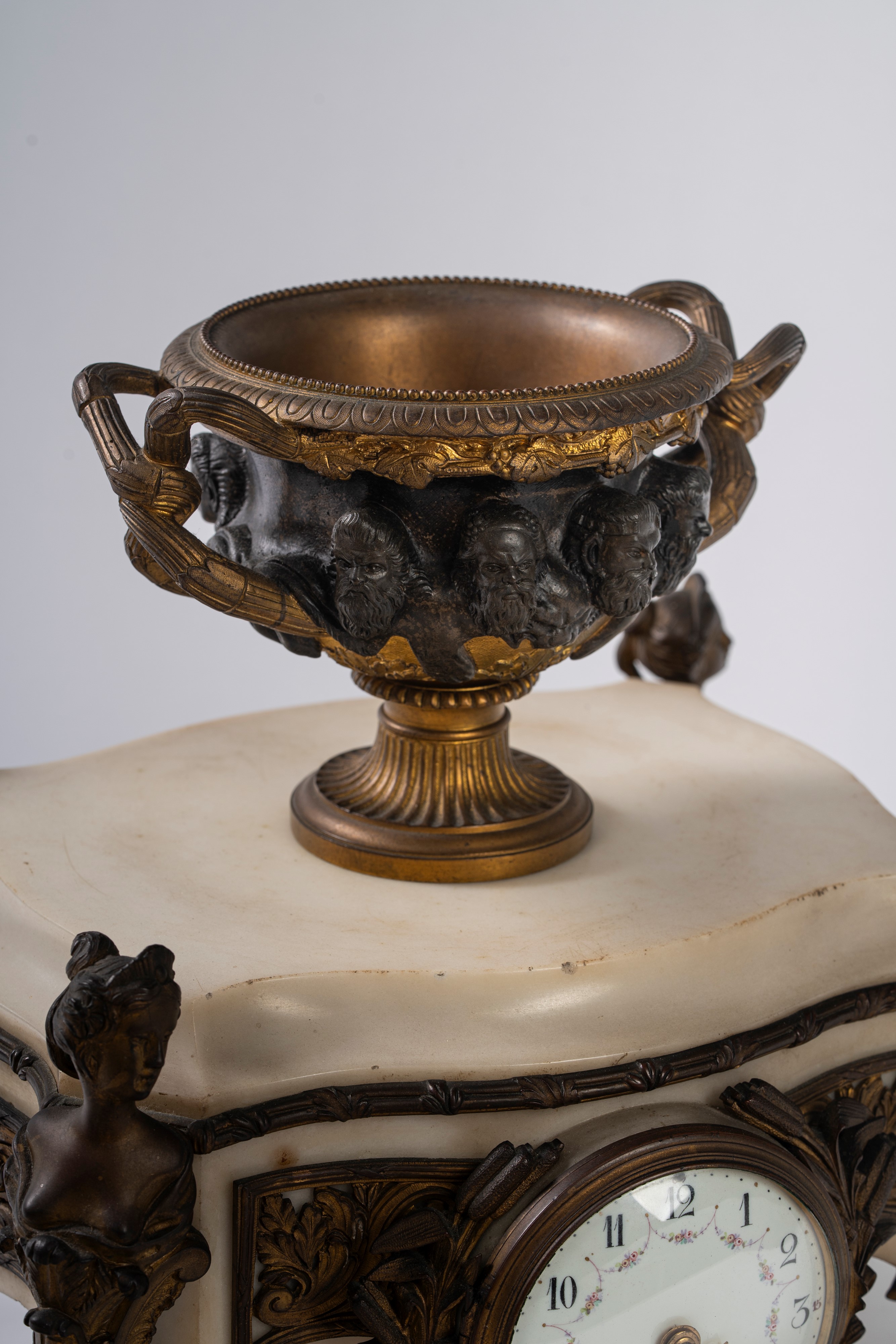 Orologio da tavolo in marmo bianco e bronzo, Francia, secolo XIX