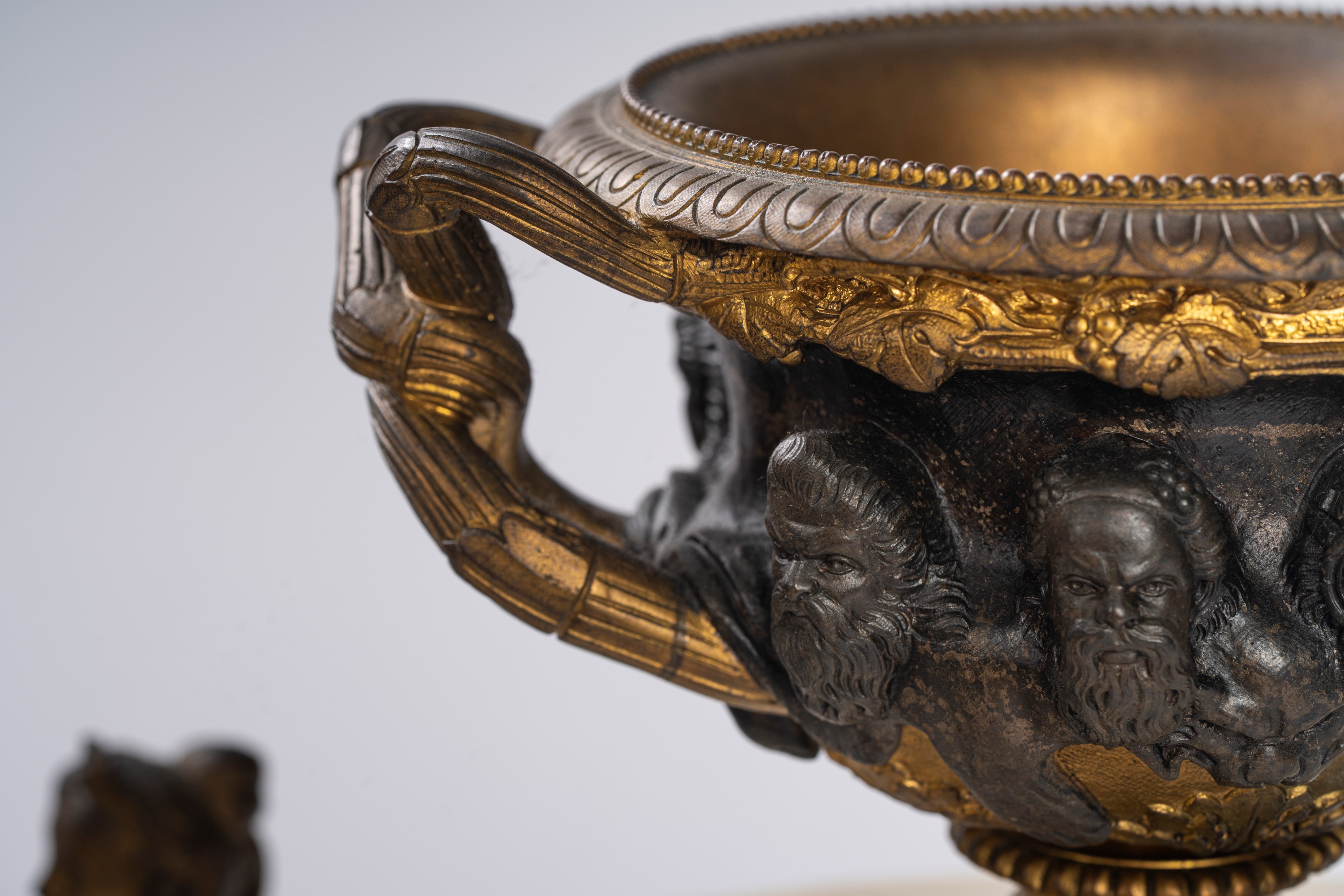 Orologio da tavolo in marmo bianco e bronzo, Francia, secolo XIX