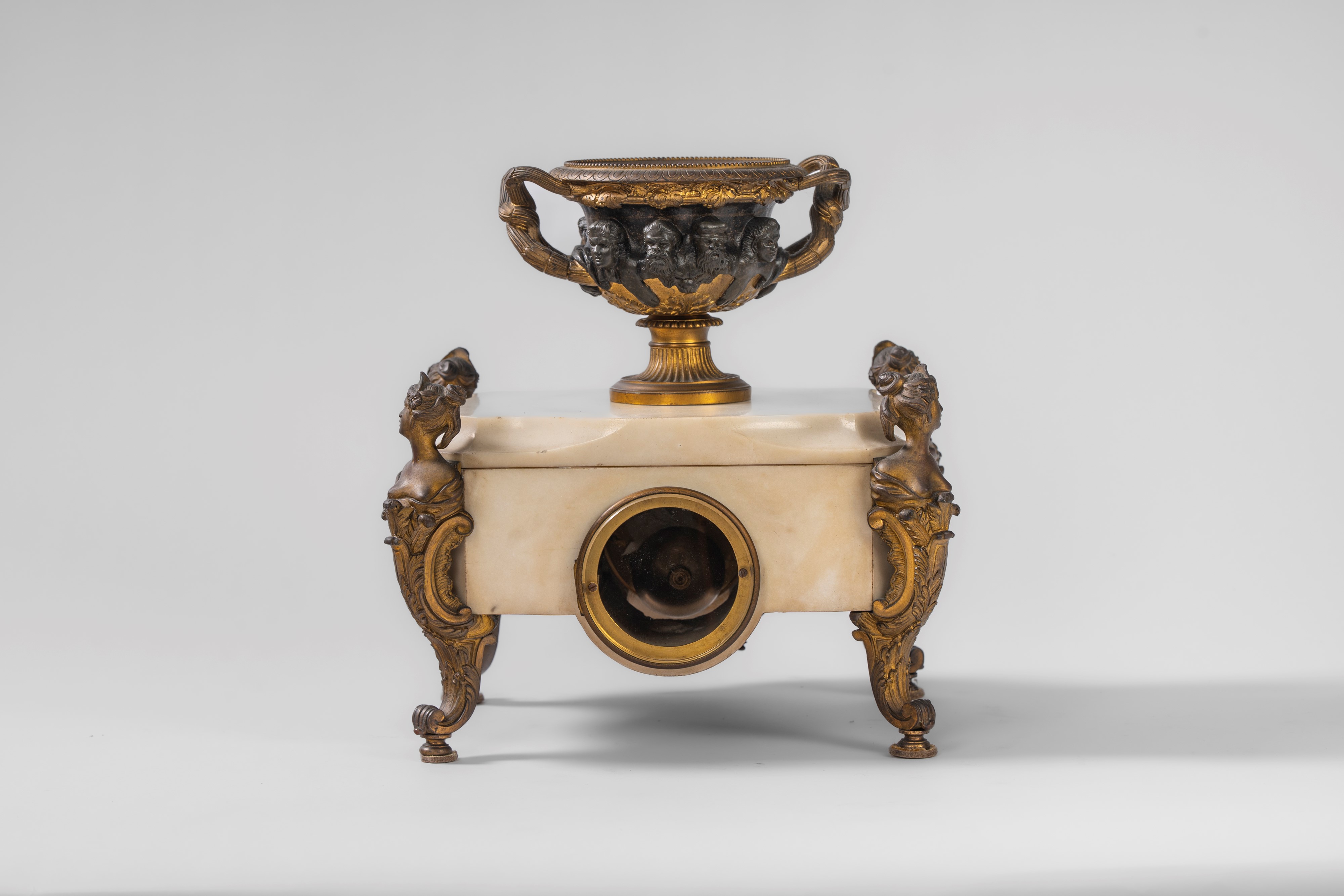 Orologio da tavolo in marmo bianco e bronzo, Francia, secolo XIX