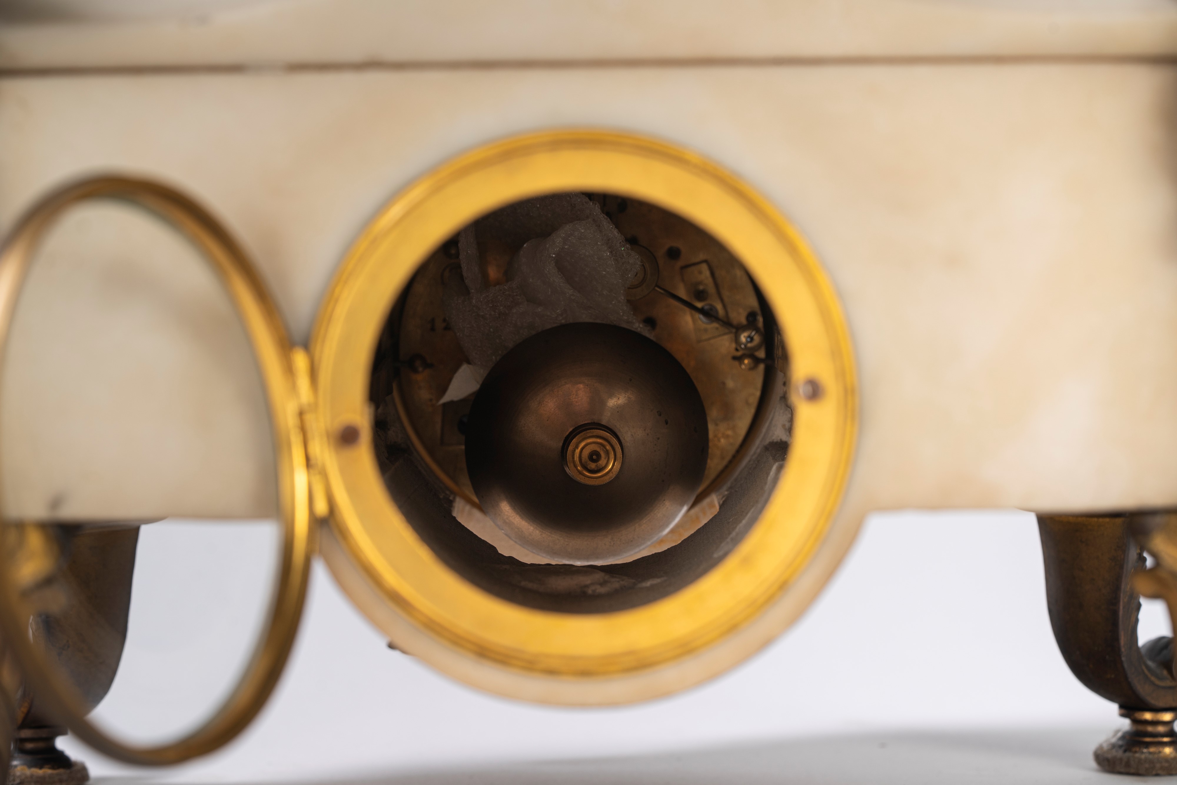 Orologio da tavolo in marmo bianco e bronzo, Francia, secolo XIX