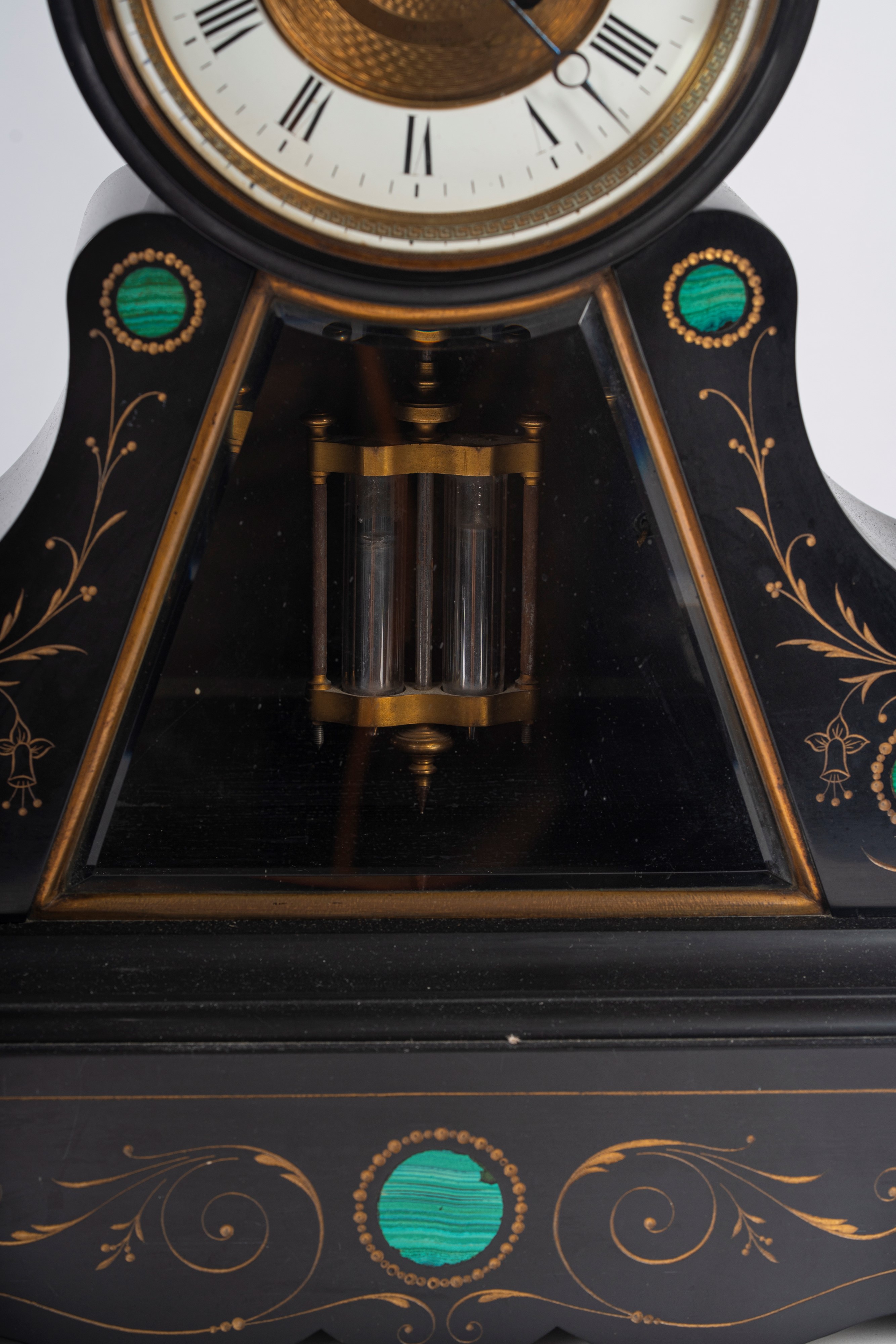 Pendola con due alzate architettoniche in marmo nero e malachite, Francia, fine XX secolo