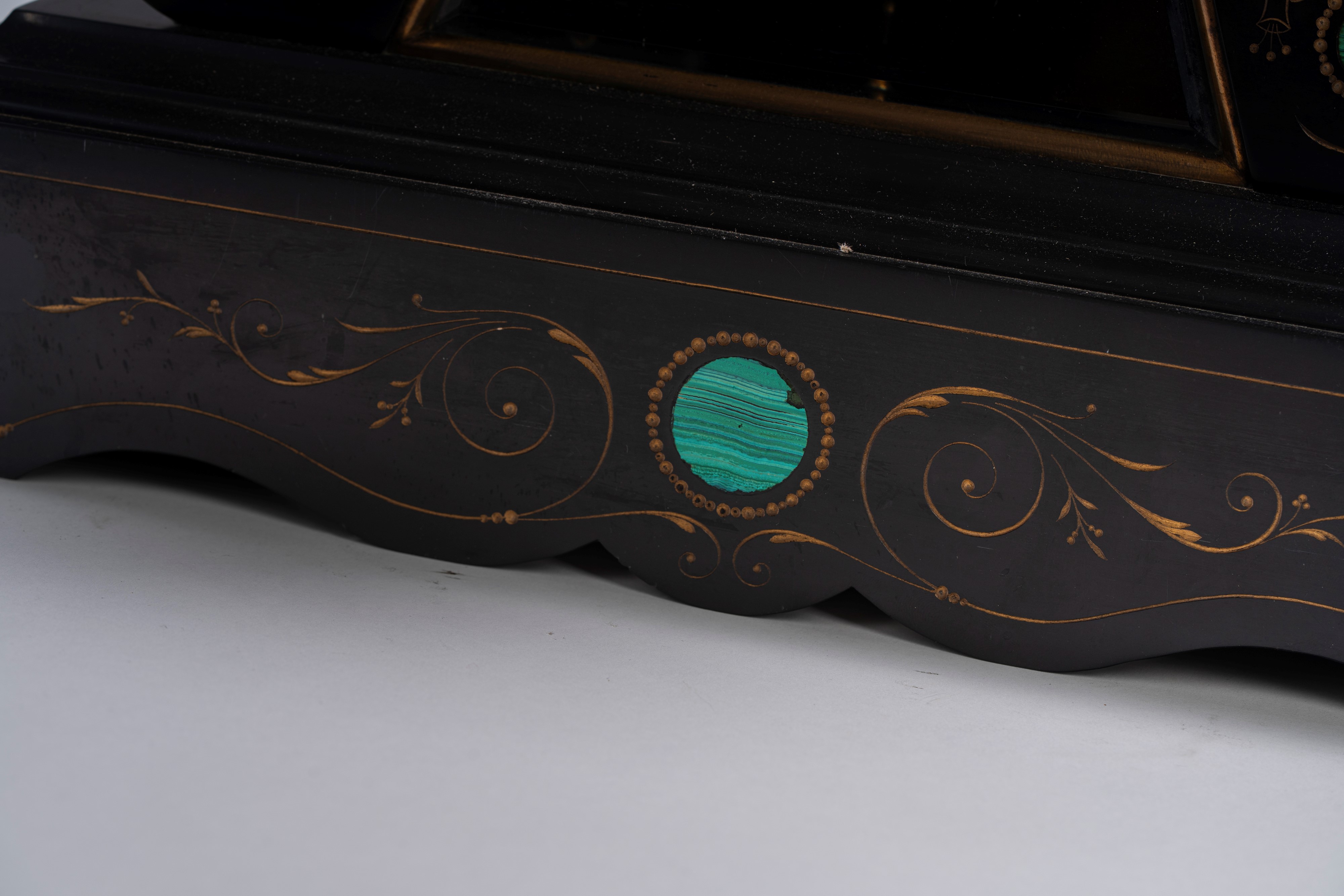 Pendola con due alzate architettoniche in marmo nero e malachite, Francia, fine XX secolo