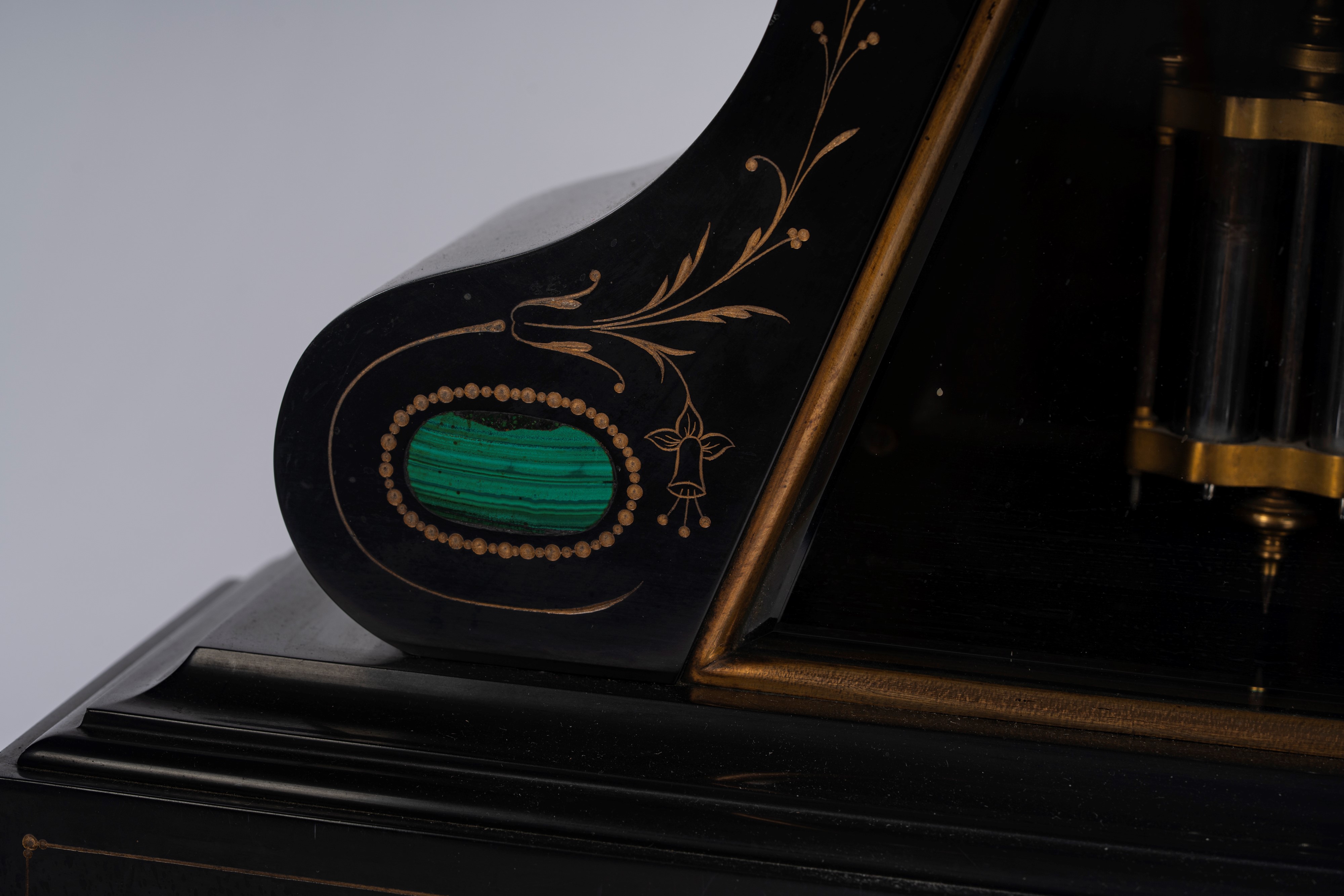 Pendola con due alzate architettoniche in marmo nero e malachite, Francia, fine XX secolo