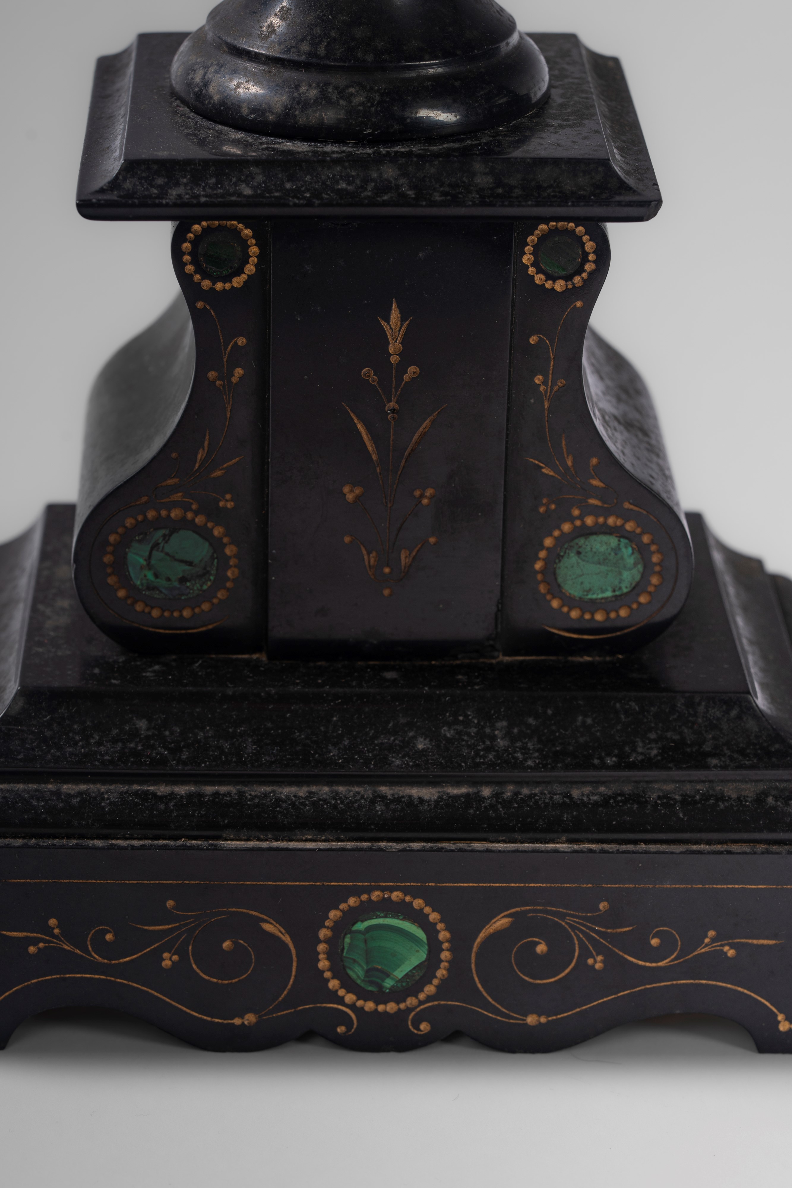 Pendola con due alzate architettoniche in marmo nero e malachite, Francia, fine XX secolo