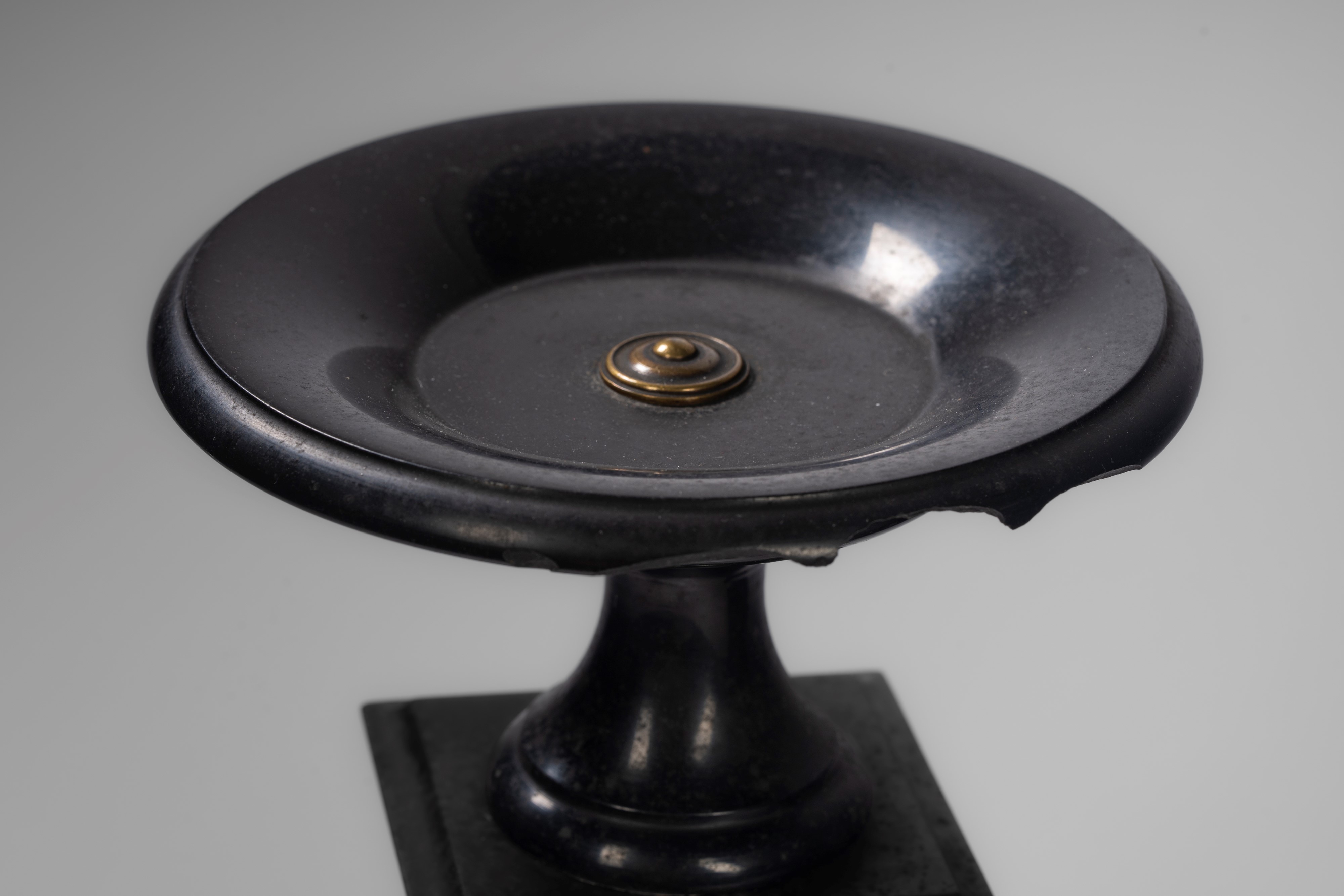 Pendola con due alzate architettoniche in marmo nero e malachite, Francia, fine XX secolo