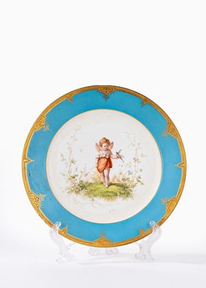 Piatto in porcellana policroma, inizi secolo XX
