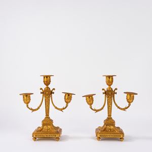 Coppia di candelabri in bronzo dorato a tre luci