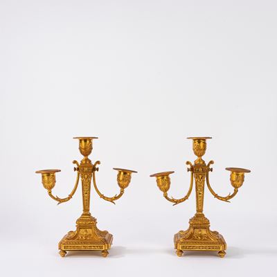 Coppia di candelabri in bronzo dorato a tre luci, cm 21,5