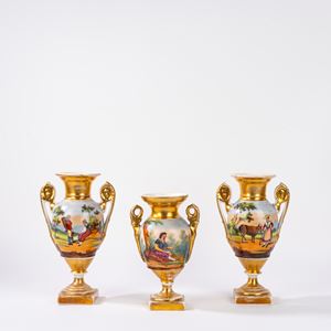 Lotto composto da tre vasi in porcellana policroma e oro