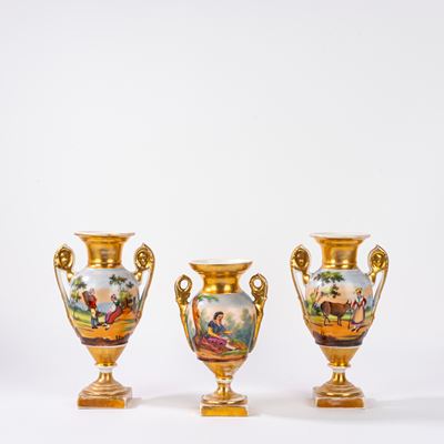 Vasi in porcellana policroma e oro, tre esemplari