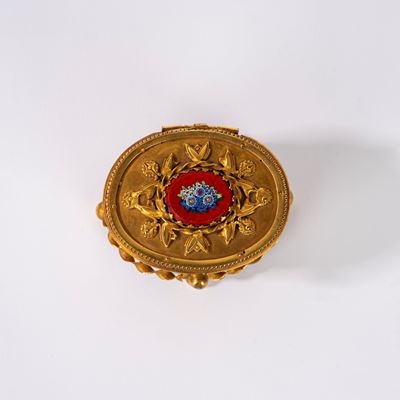 XIX secolo, Scatolina in bronzo dorato con micromosaico sul coperchio