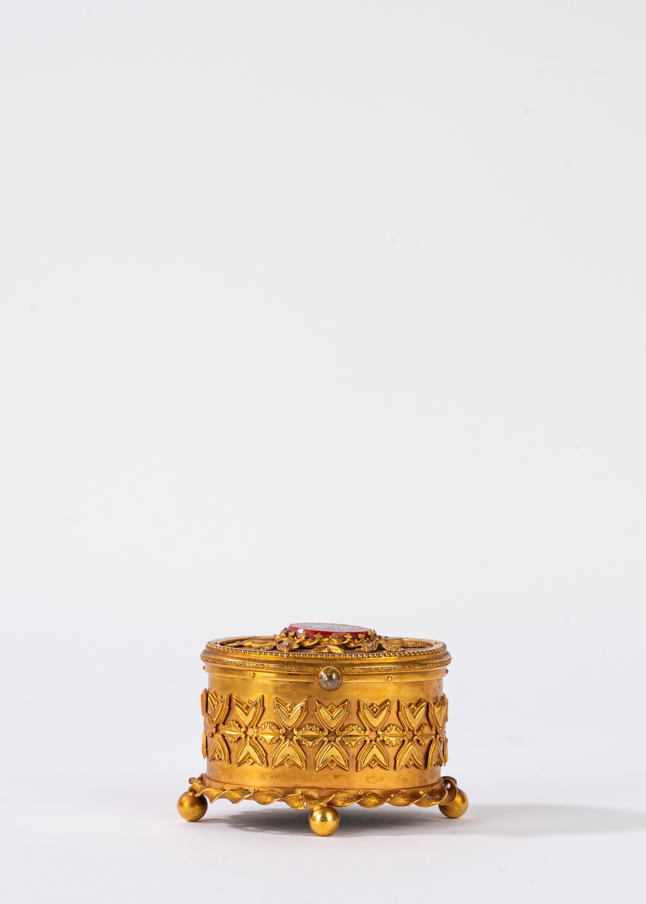 XIX secolo, Scatolina in bronzo dorato con micromosaico sul coperchio