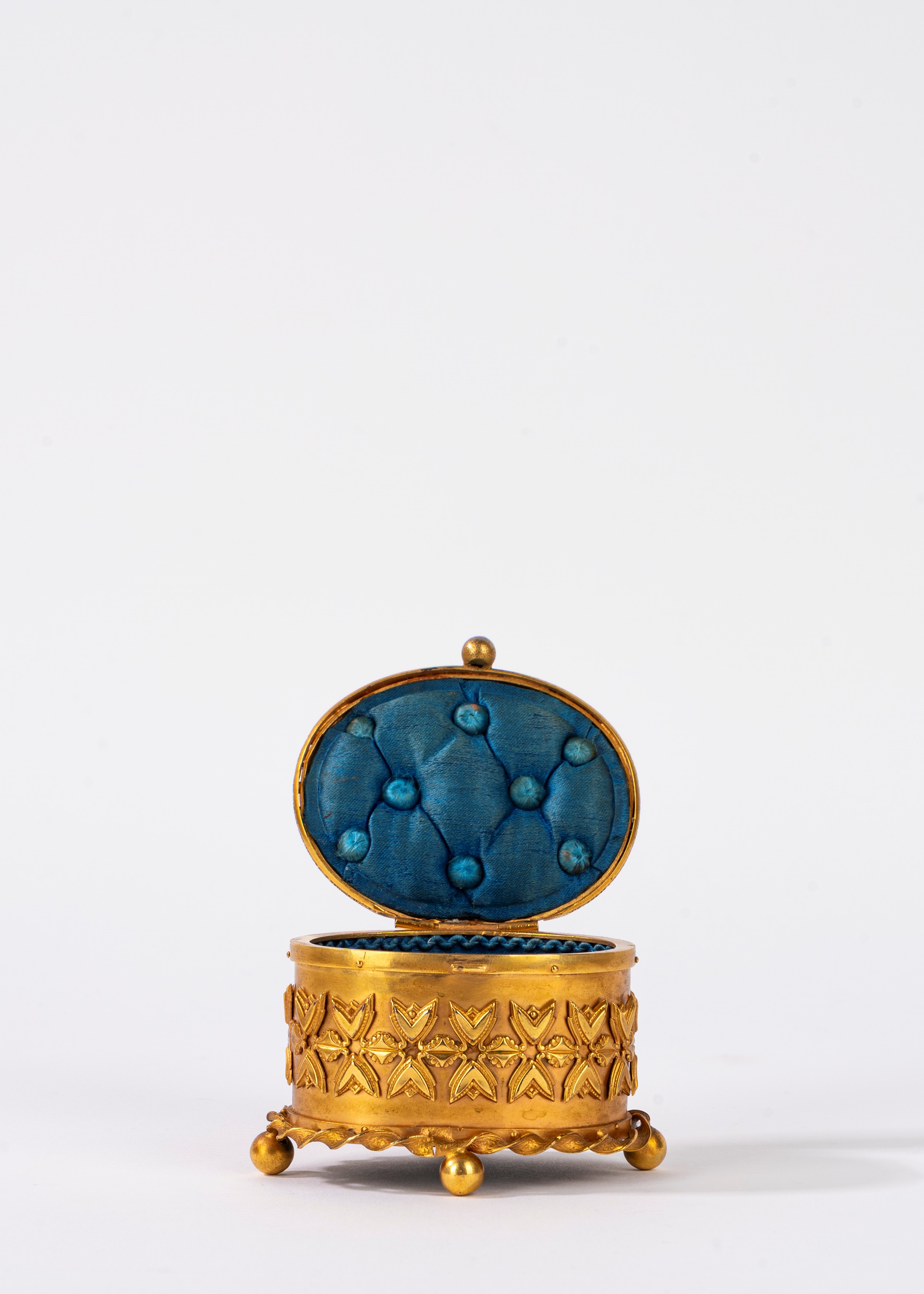 XIX secolo, Scatolina in bronzo dorato con micromosaico sul coperchio