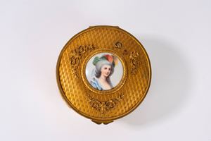 Scatolina in ottone dorato con miniatura in porcellana raffigurante ritratto di Maria Antonietta sul coperchio
