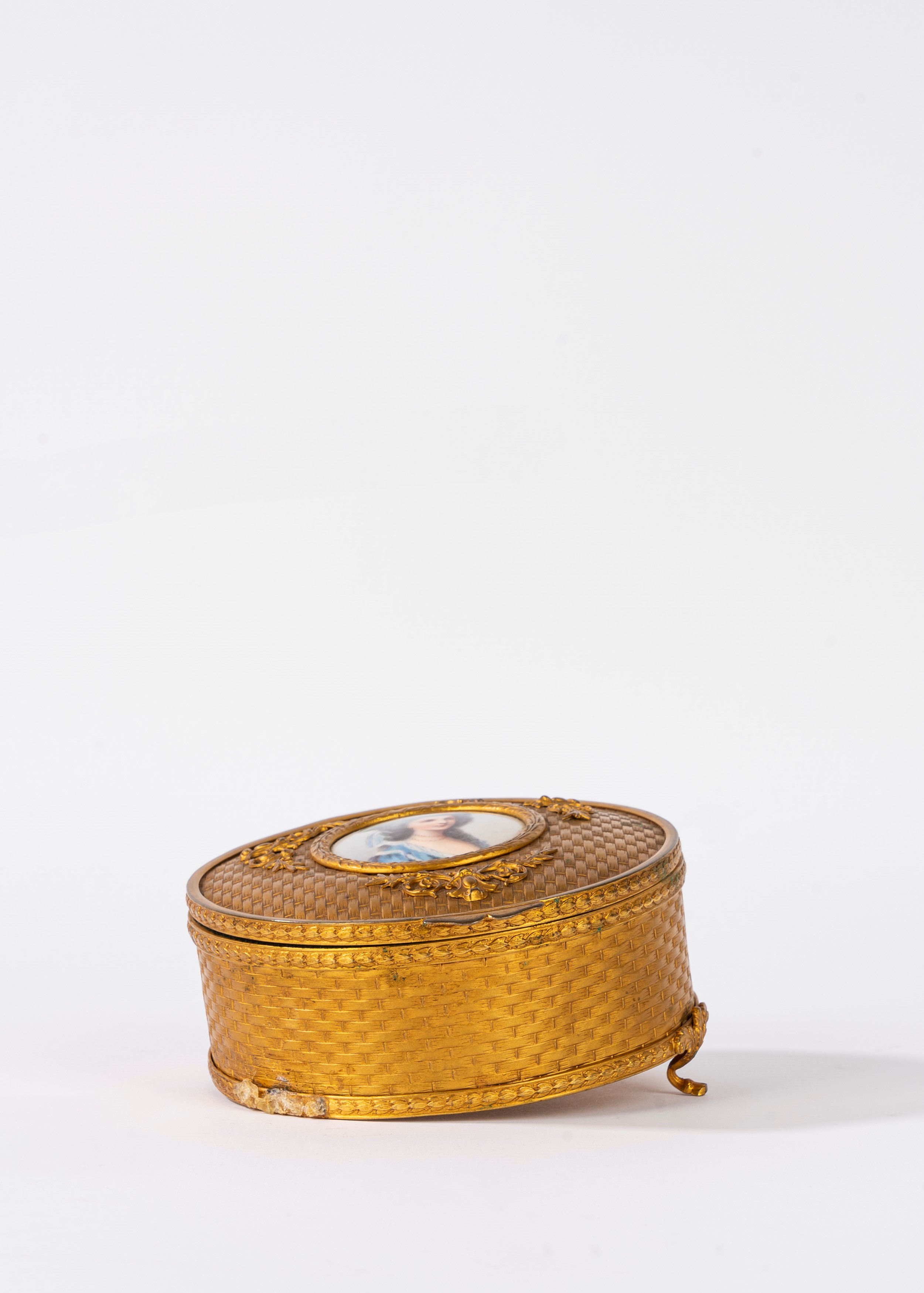 Scatolina in ottone dorato con miniatura in porcellana raffigurante ritratto di Maria Antonietta ...