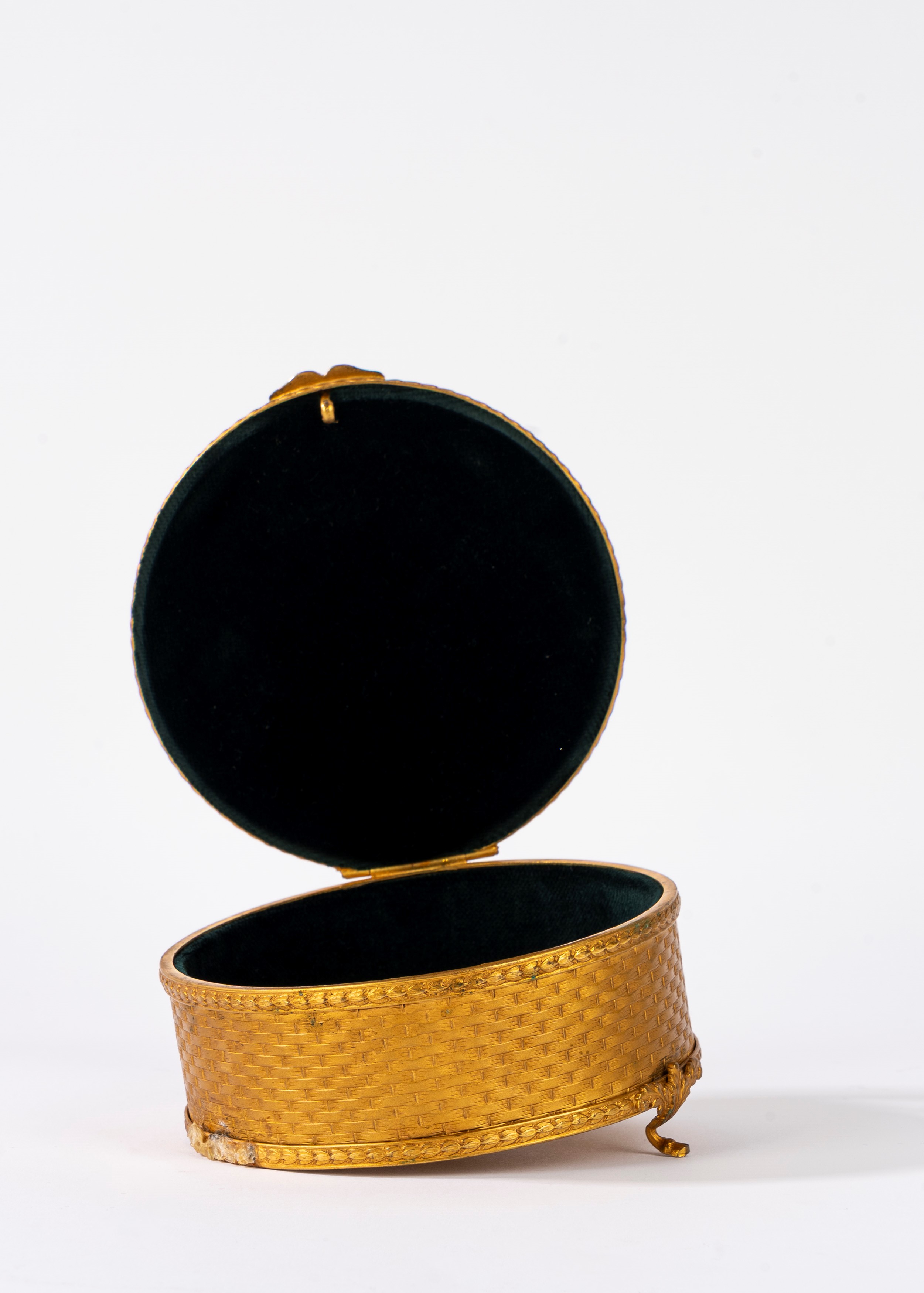 Scatolina in ottone dorato con miniatura in porcellana raffigurante ritratto di Maria Antonietta ...