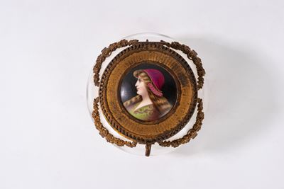 Scatolina ottagonale in cristallo con finiture in bronzo e miniatura in porcellana, ritratto di o...