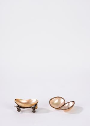 Lotto composto da due oggetti in madreperla